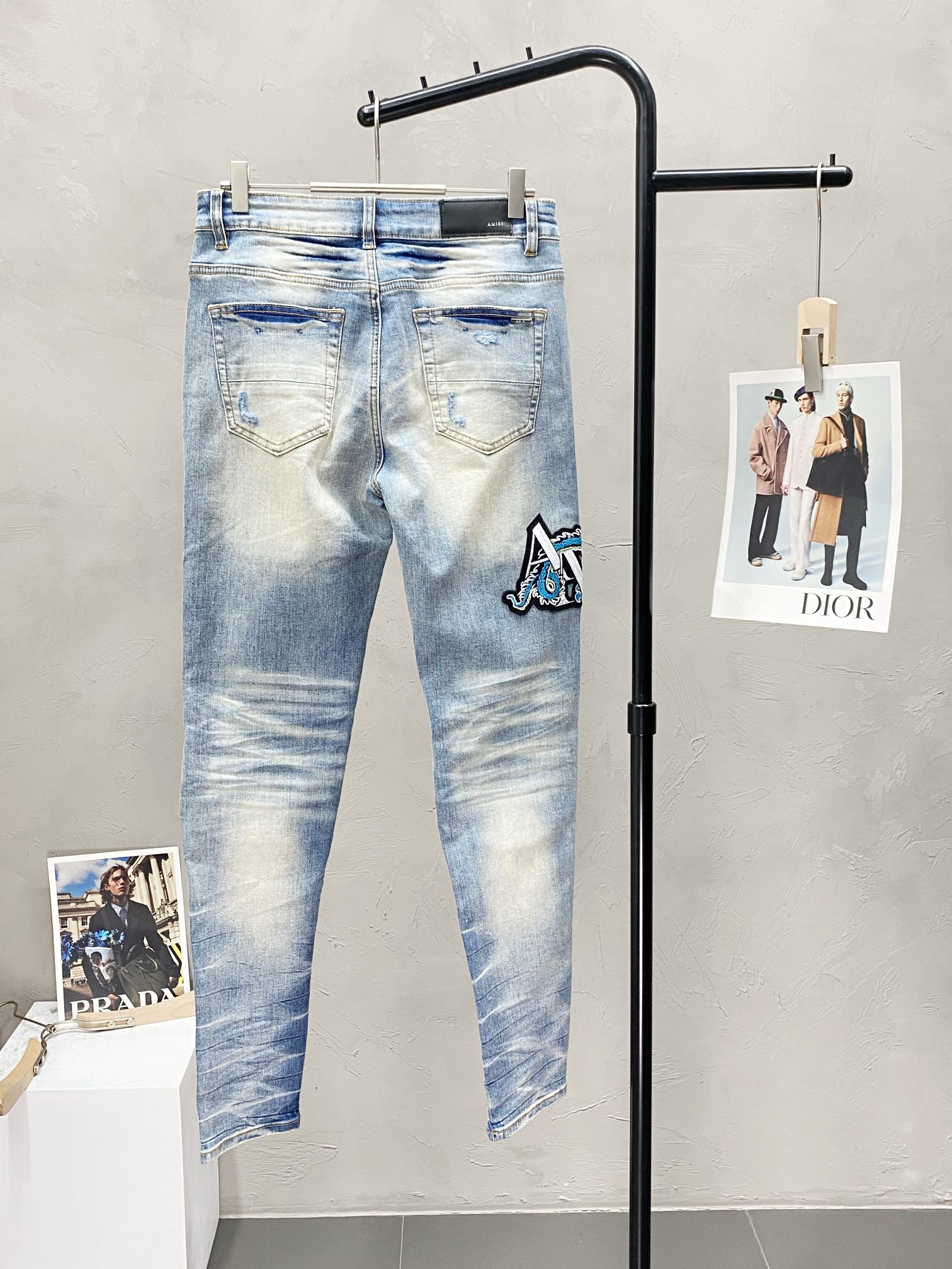  。AMIRI💥独家专供新款休闲牛仔裤 高端版本！专柜 面料 透气舒适度高，细节无可挑剔，品牌元素设计理