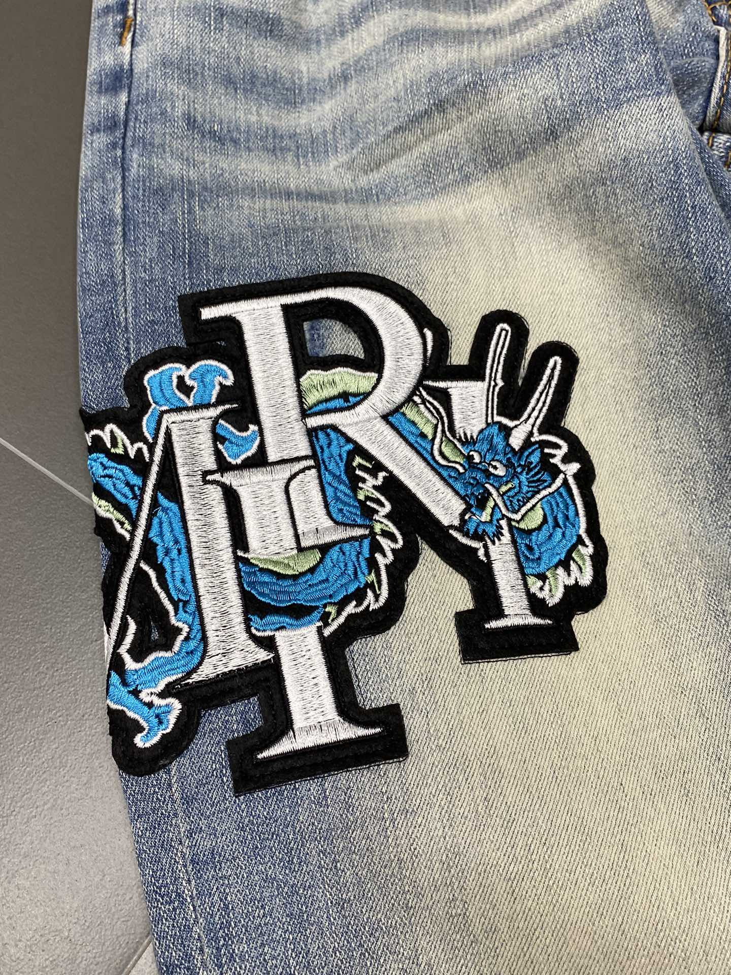  。AMIRI💥独家专供新款休闲牛仔裤 高端版本！专柜 面料 透气舒适度高，细节无可挑剔，品牌元素设计理