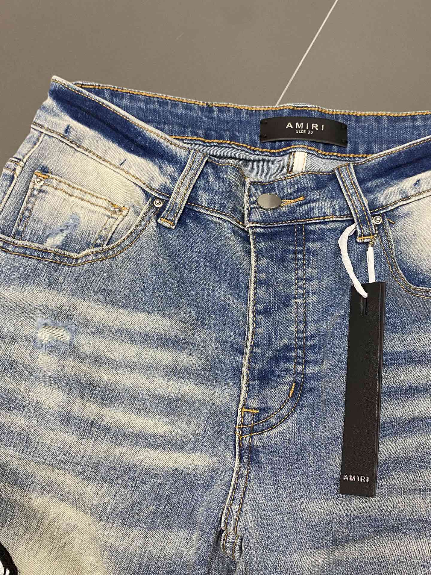  。AMIRI💥独家专供新款休闲牛仔裤 高端版本！专柜 面料 透气舒适度高，细节无可挑剔，品牌元素设计理