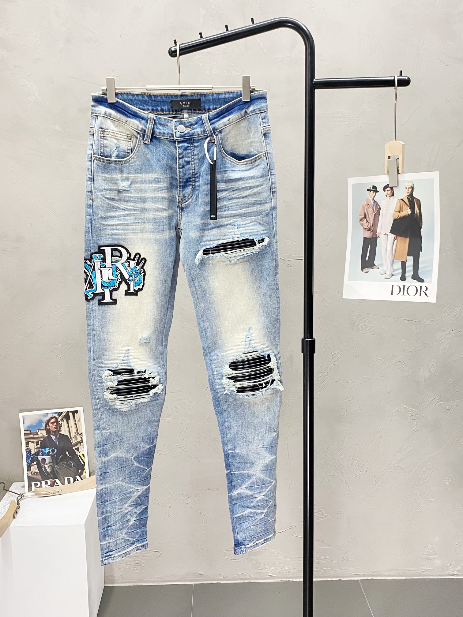  。AMIRI💥独家专供新款休闲牛仔裤 高端版本！专柜 面料 透气舒适度高，细节无可挑剔，品牌元素设计理