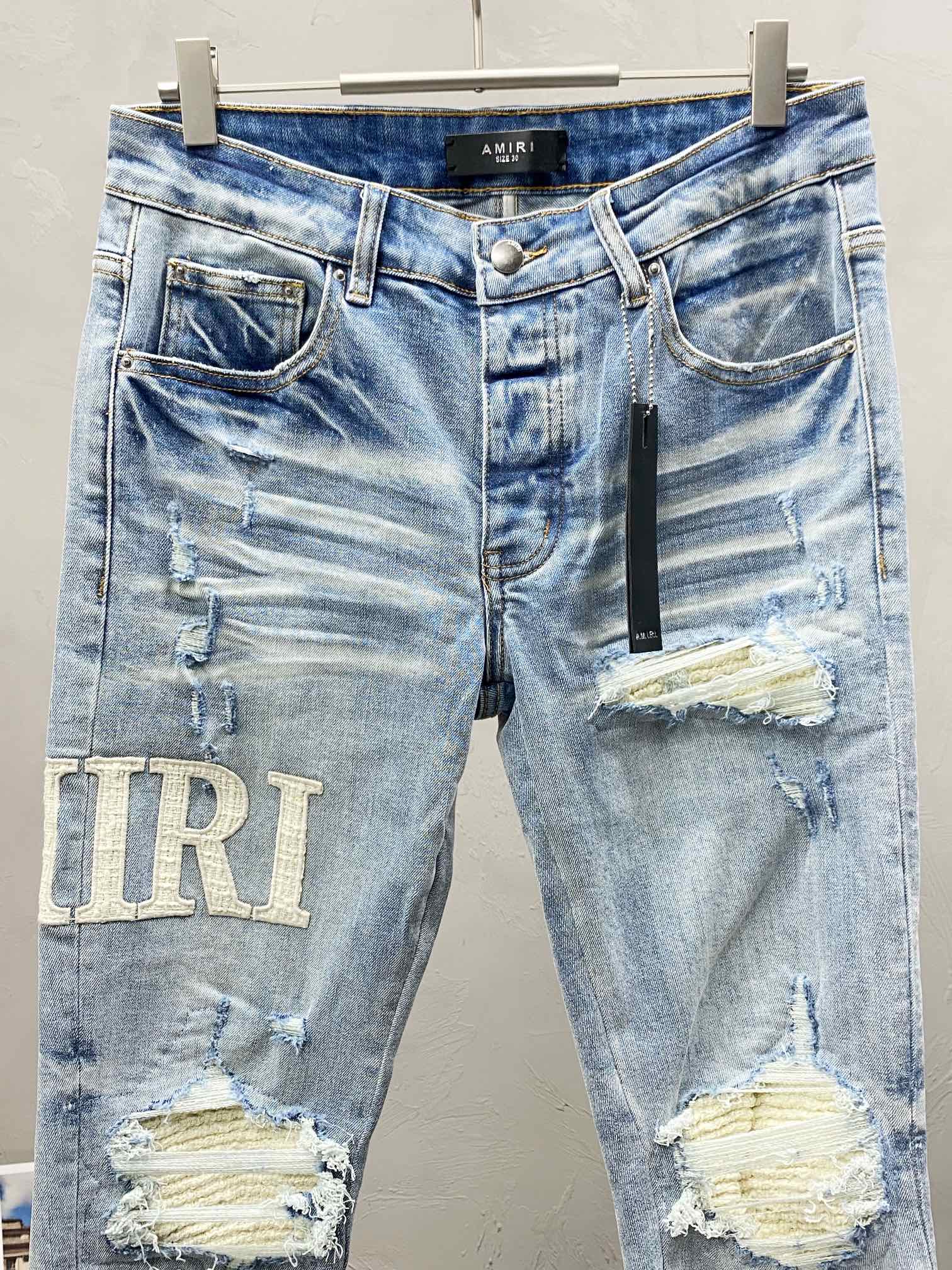  。AMIRI💥独家专供新款休闲牛仔裤 高端版本！专柜 面料 透气舒适度高，细节无可挑剔，品牌元素设计理