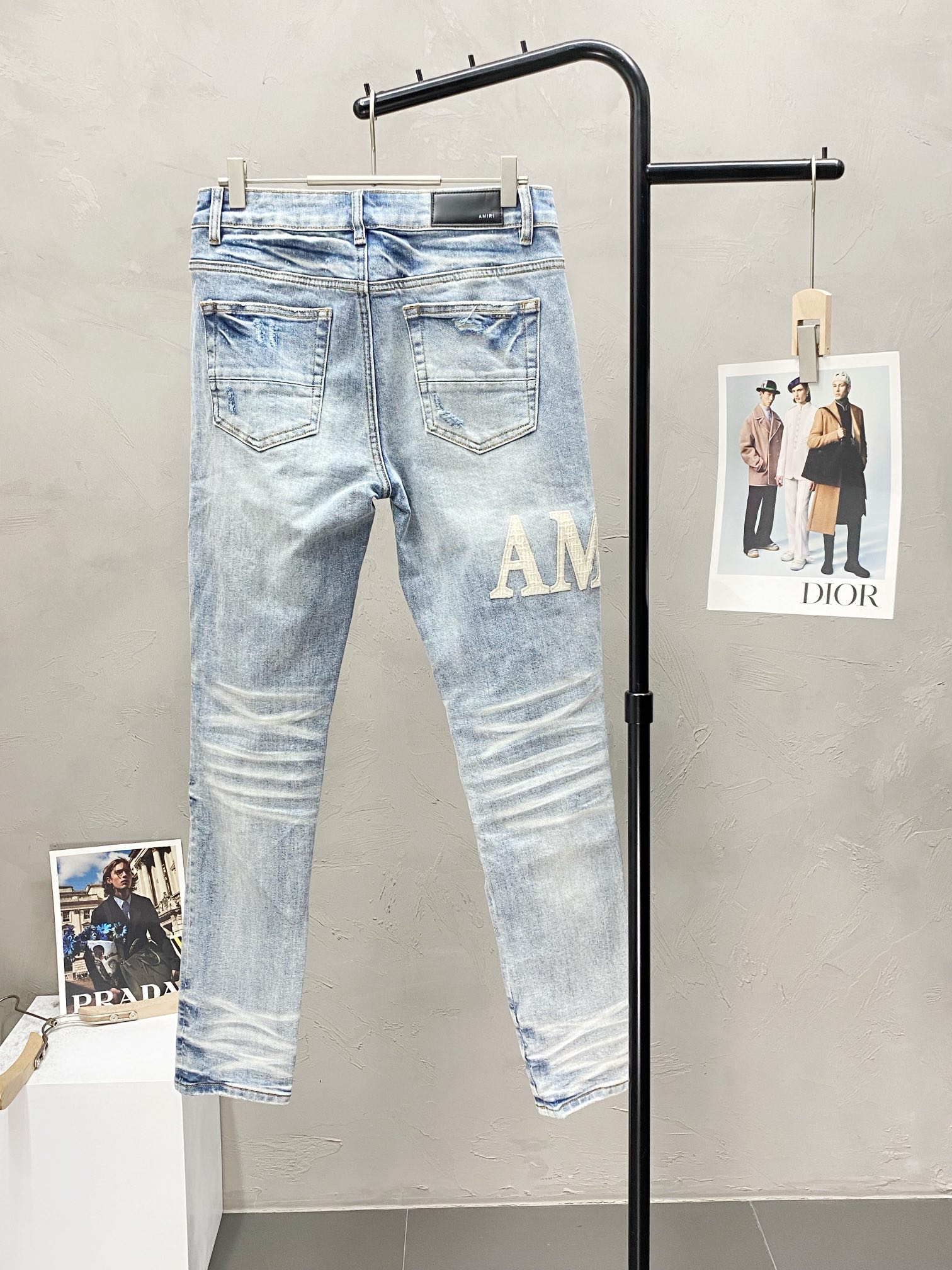  。AMIRI💥独家专供新款休闲牛仔裤 高端版本！专柜 面料 透气舒适度高，细节无可挑剔，品牌元素设计理