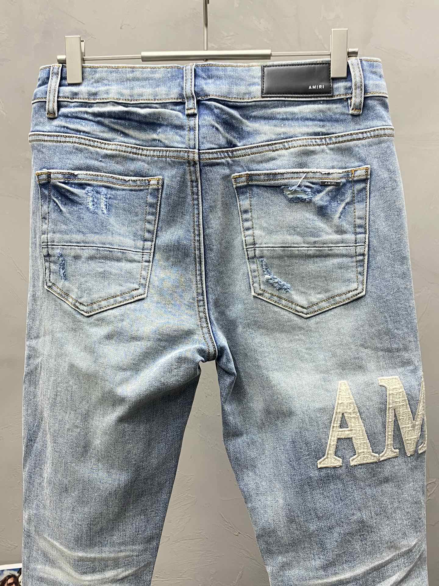  。AMIRI💥独家专供新款休闲牛仔裤 高端版本！专柜 面料 透气舒适度高，细节无可挑剔，品牌元素设计理