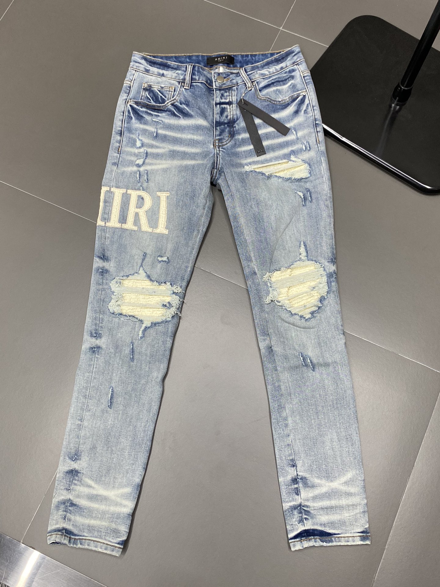  。AMIRI💥独家专供新款休闲牛仔裤 高端版本！专柜 面料 透气舒适度高，细节无可挑剔，品牌元素设计理