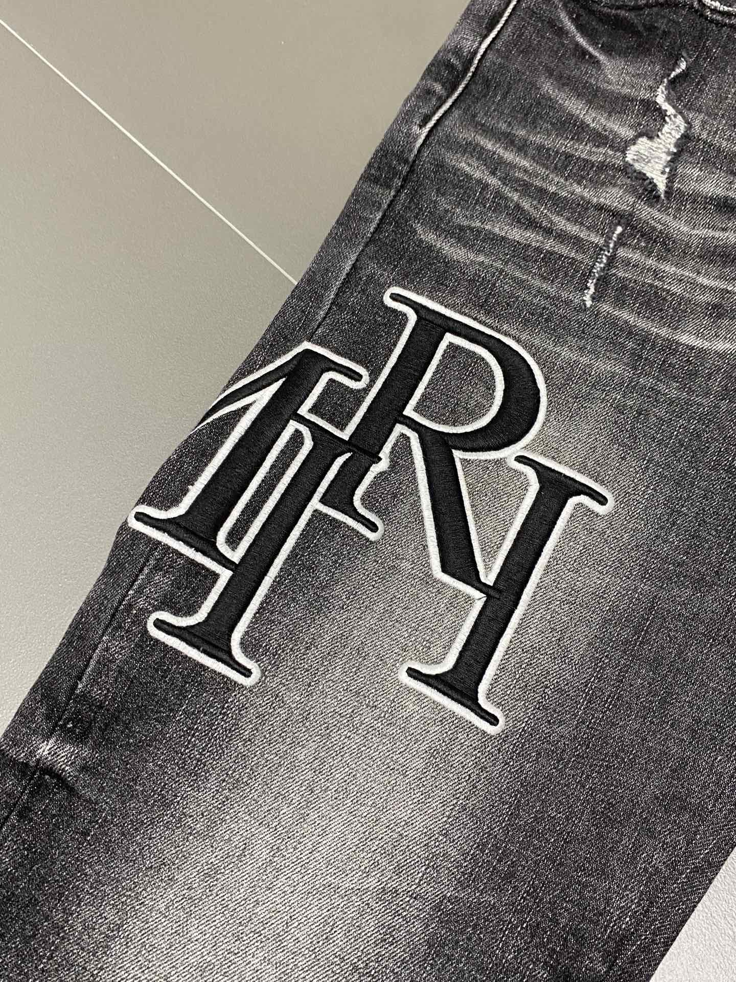  。AMIRI💥独家专供新款休闲牛仔裤 高端版本！专柜 面料 透气舒适度高，细节无可挑剔，品牌元素设计理