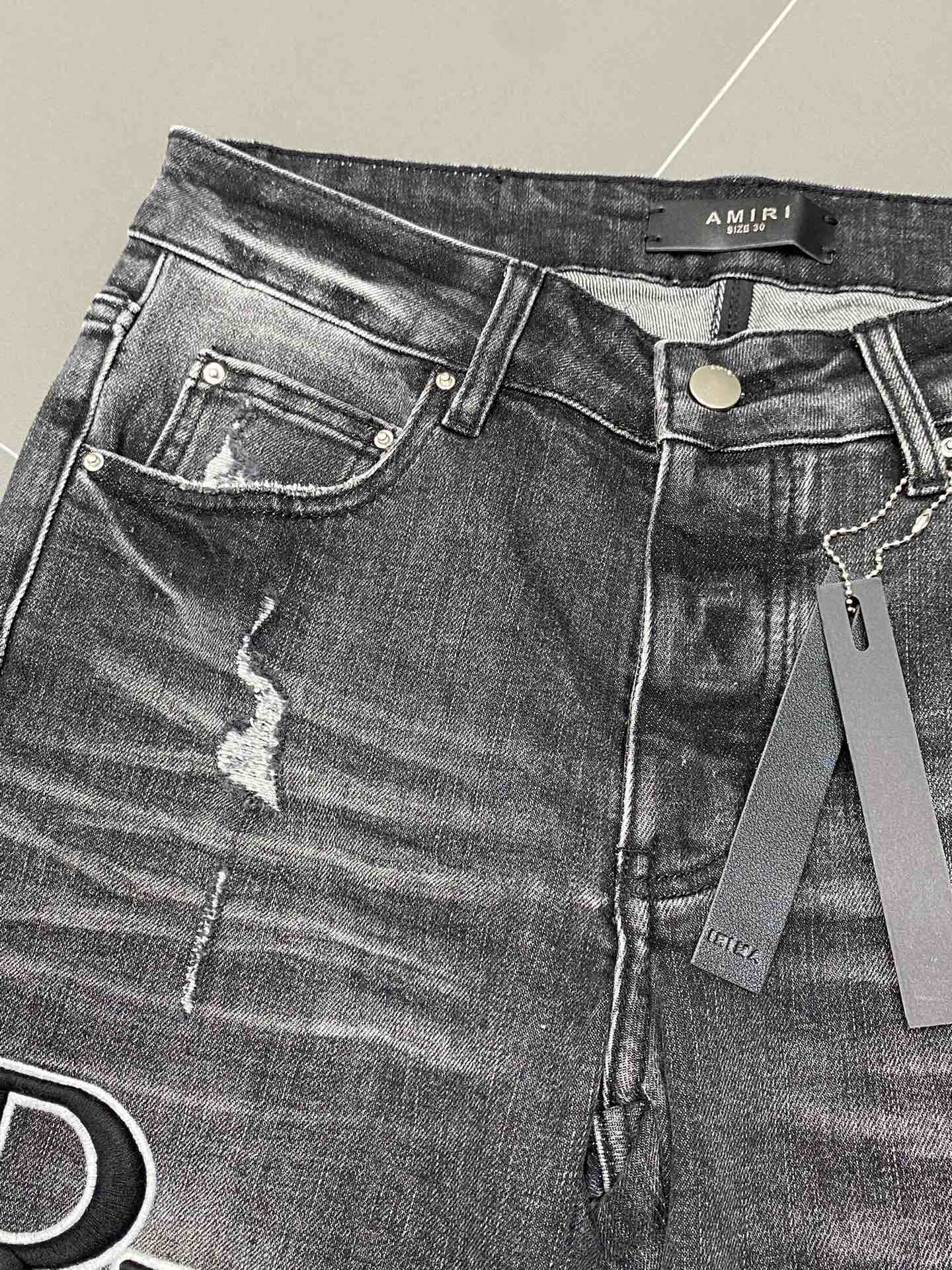  。AMIRI💥独家专供新款休闲牛仔裤 高端版本！专柜 面料 透气舒适度高，细节无可挑剔，品牌元素设计理