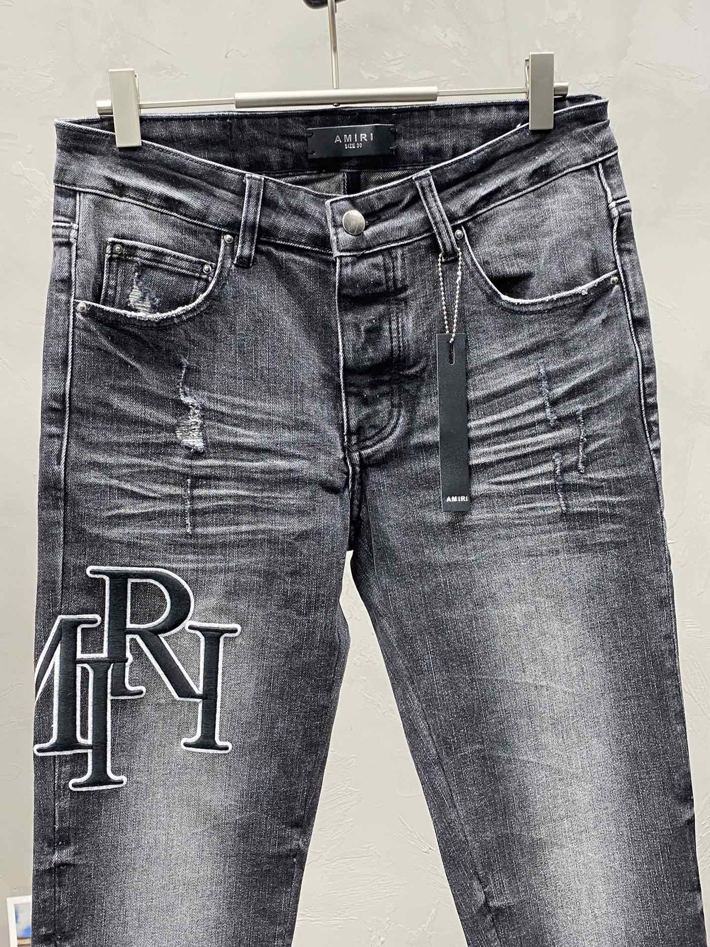  。AMIRI💥独家专供新款休闲牛仔裤 高端版本！专柜 面料 透气舒适度高，细节无可挑剔，品牌元素设计理