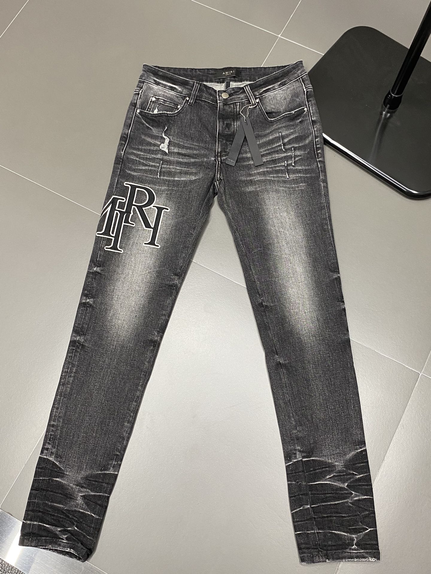  。AMIRI💥独家专供新款休闲牛仔裤 高端版本！专柜 面料 透气舒适度高，细节无可挑剔，品牌元素设计理