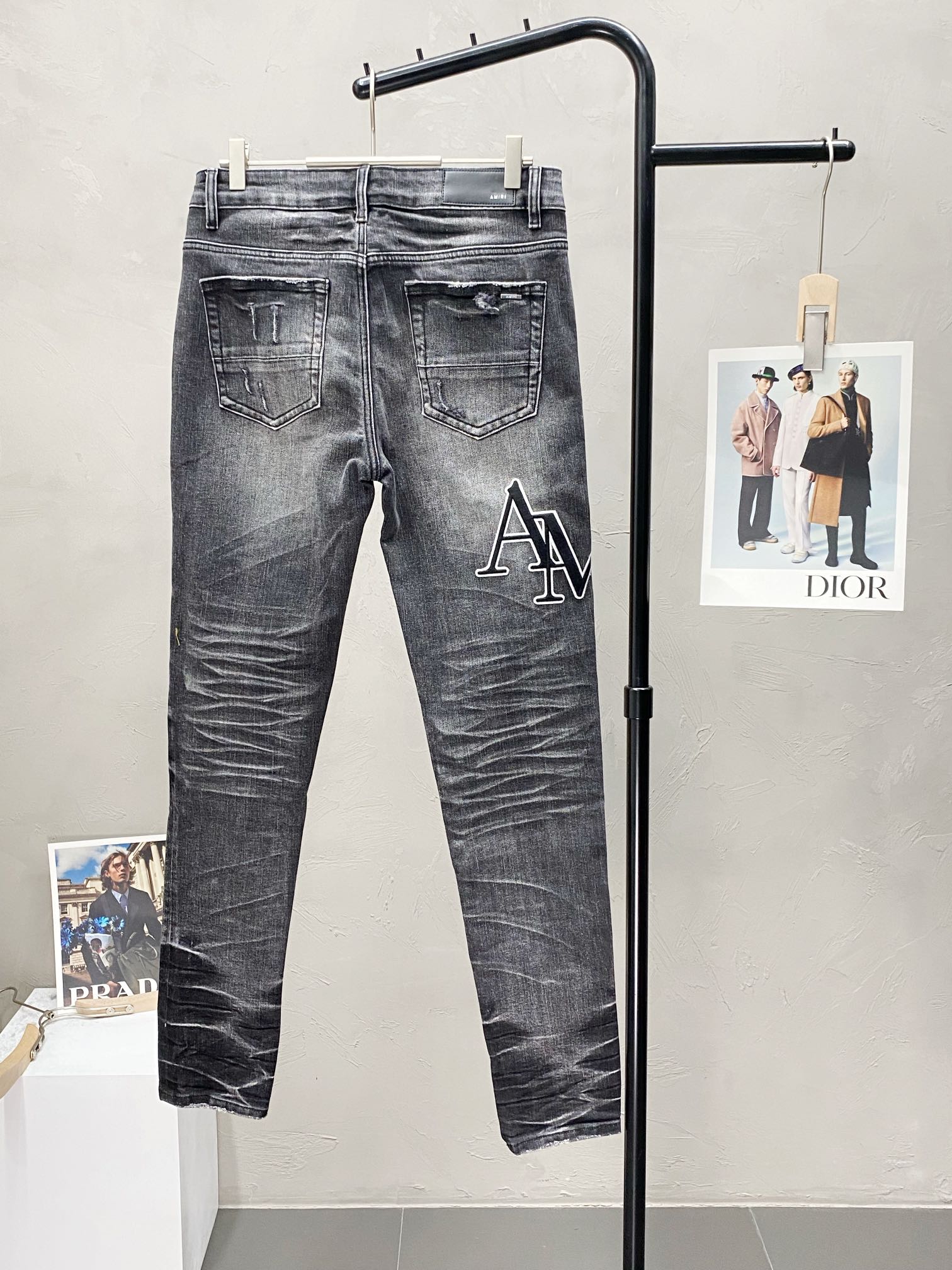  。AMIRI💥独家专供新款休闲牛仔裤 高端版本！专柜 面料 透气舒适度高，细节无可挑剔，品牌元素设计理