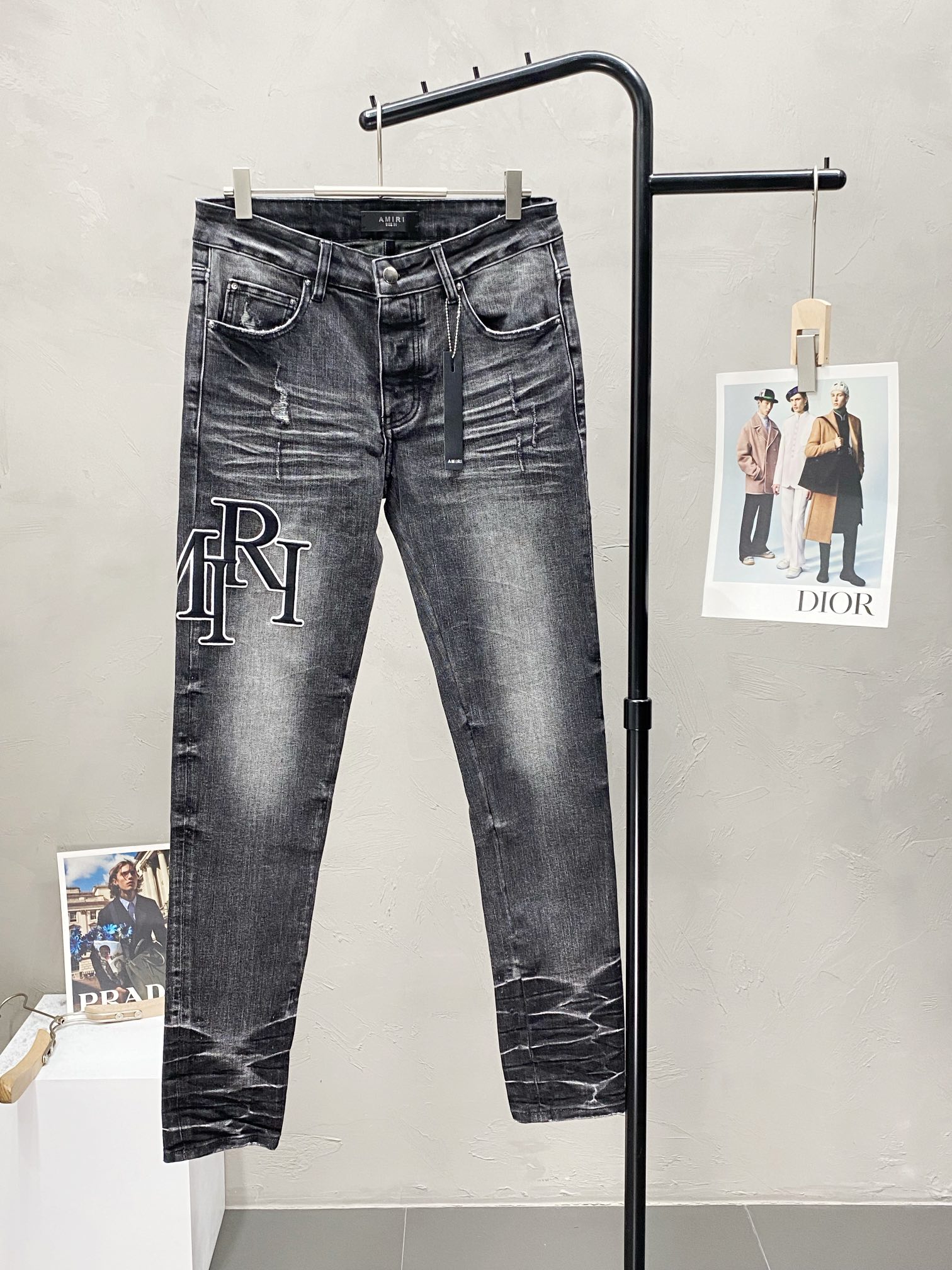  。AMIRI💥独家专供新款休闲牛仔裤 高端版本！专柜 面料 透气舒适度高，细节无可挑剔，品牌元素设计理