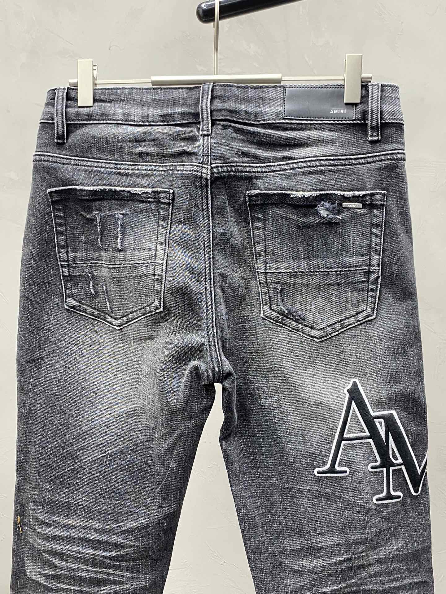  。AMIRI💥独家专供新款休闲牛仔裤 高端版本！专柜 面料 透气舒适度高，细节无可挑剔，品牌元素设计理