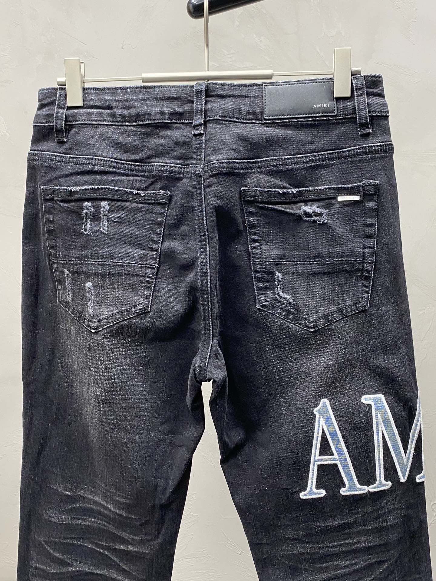  。AMIRI💥独家专供新款休闲牛仔裤 高端版本！专柜 面料 透气舒适度高，细节无可挑剔，品牌元素设计理