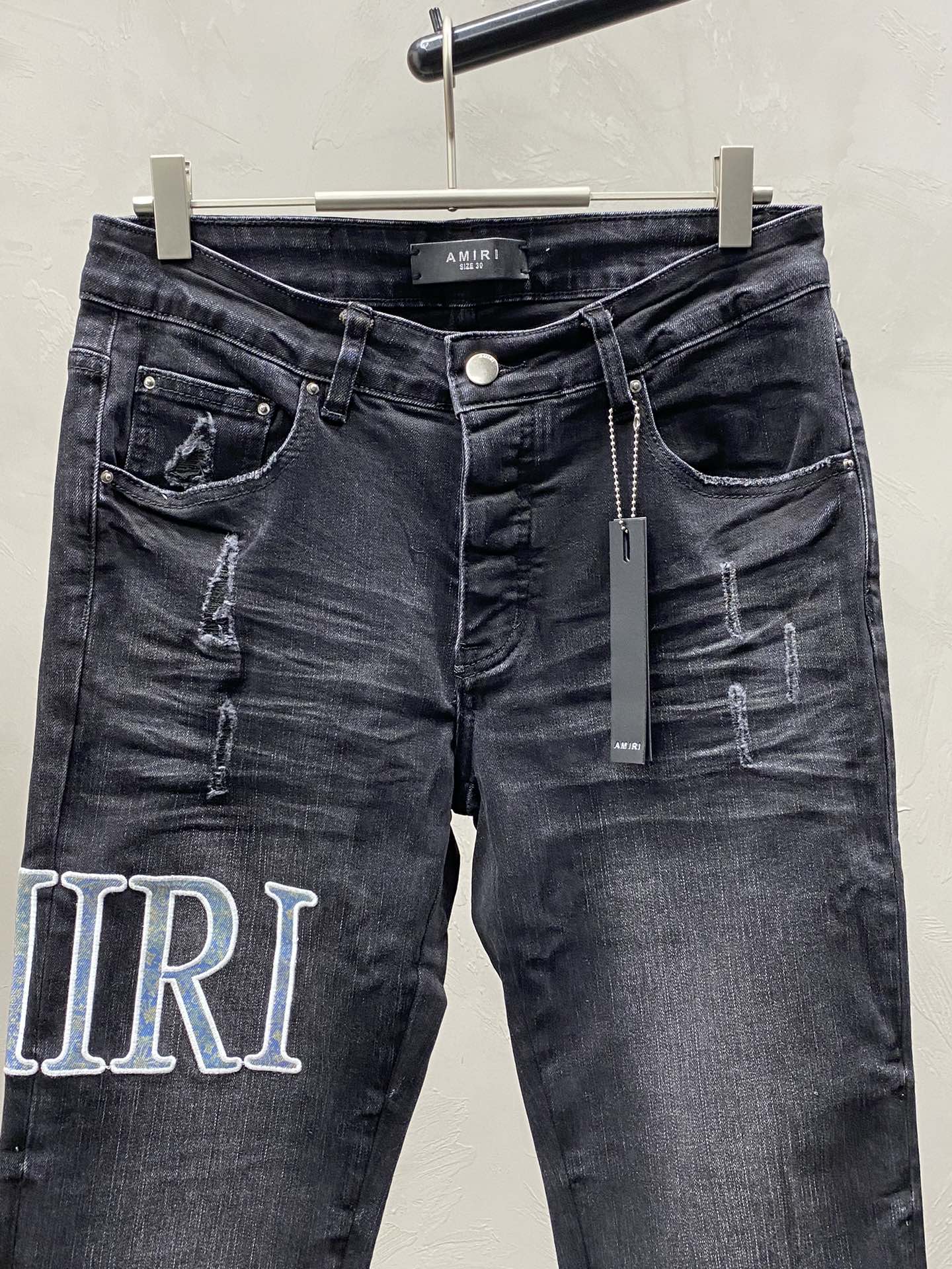  。AMIRI💥独家专供新款休闲牛仔裤 高端版本！专柜 面料 透气舒适度高，细节无可挑剔，品牌元素设计理