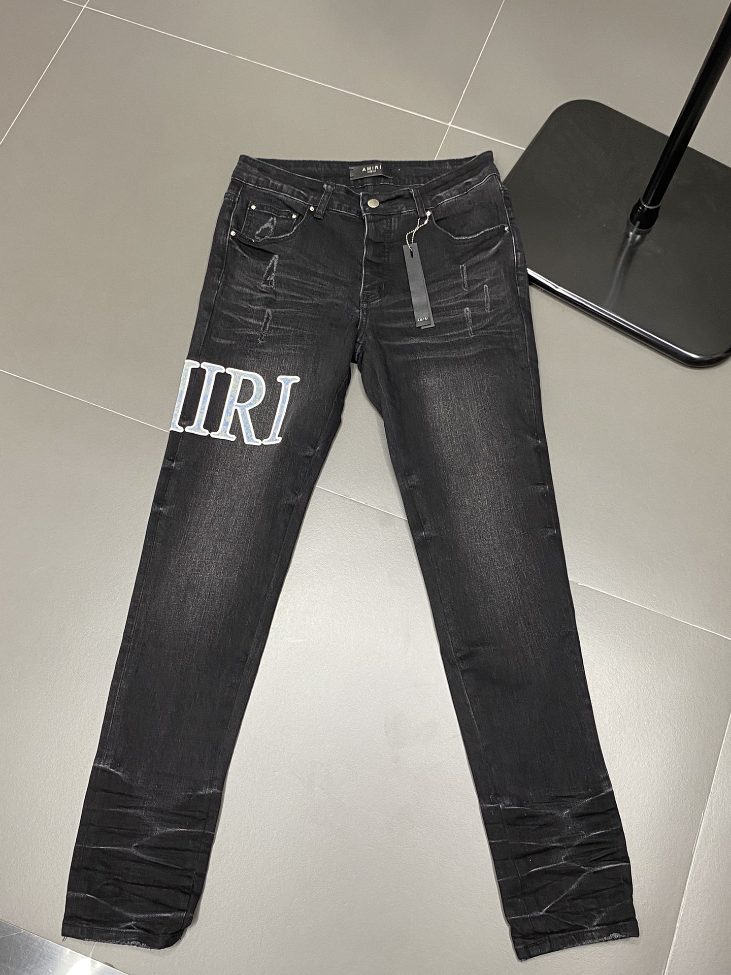  。AMIRI💥独家专供新款休闲牛仔裤 高端版本！专柜 面料 透气舒适度高，细节无可挑剔，品牌元素设计理