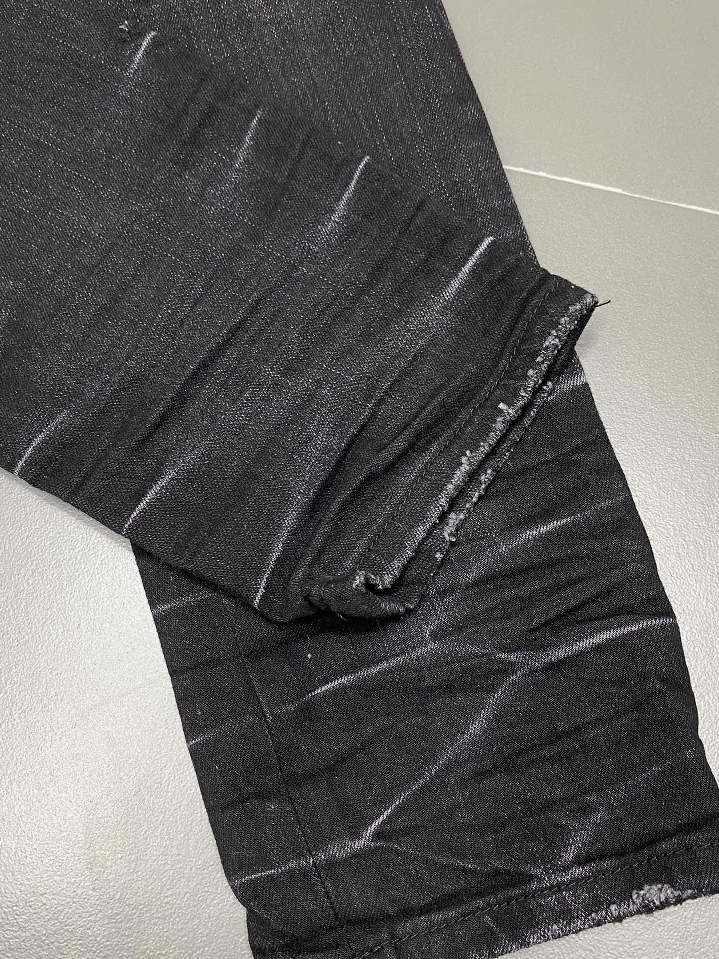  。AMIRI💥独家专供新款休闲牛仔裤 高端版本！专柜 面料 透气舒适度高，细节无可挑剔，品牌元素设计理