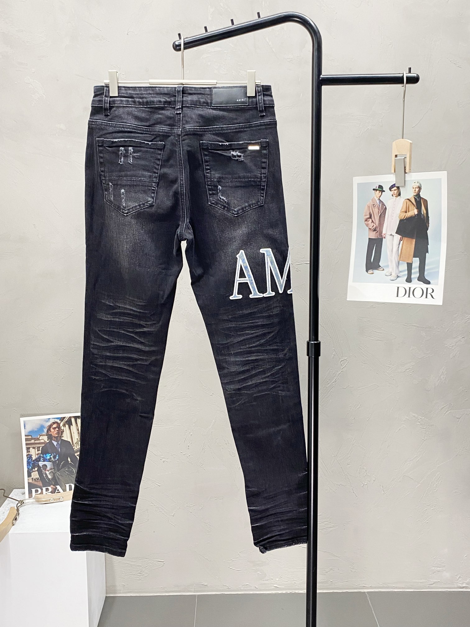  。AMIRI💥独家专供新款休闲牛仔裤 高端版本！专柜 面料 透气舒适度高，细节无可挑剔，品牌元素设计理