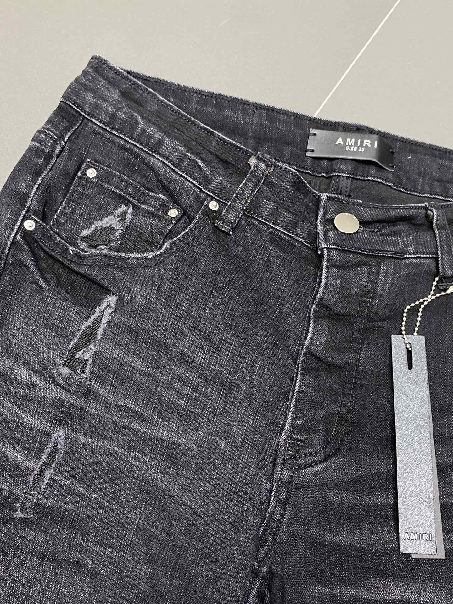  。AMIRI💥独家专供新款休闲牛仔裤 高端版本！专柜 面料 透气舒适度高，细节无可挑剔，品牌元素设计理