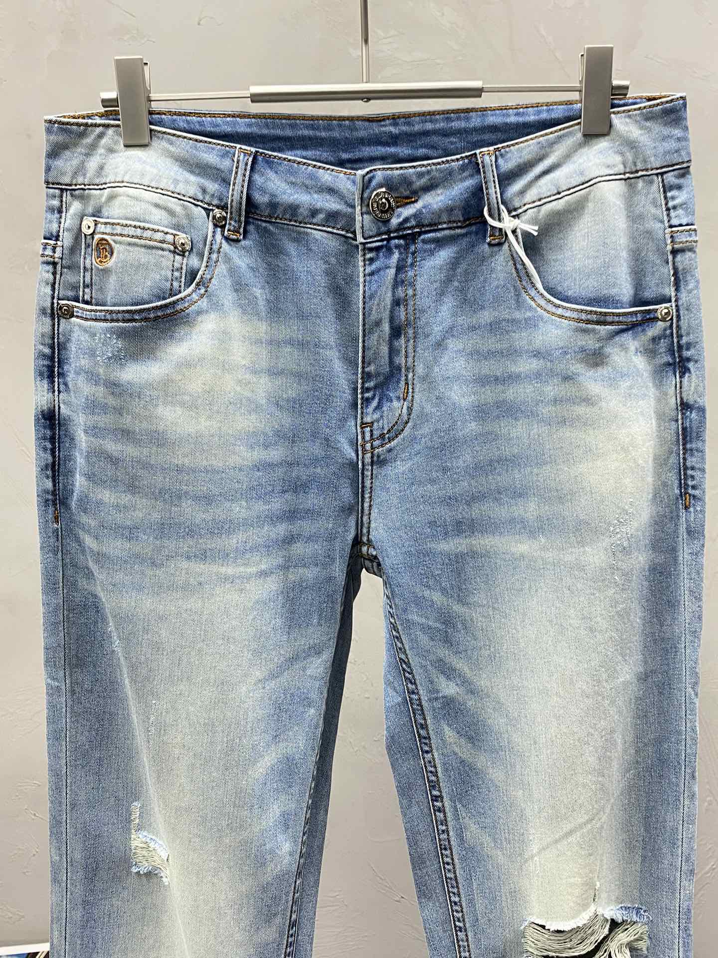  。Burberry巴宝莉💥独家专供新款休闲牛仔裤 高端版本！专柜 面料 透气舒适度高，细节无可挑剔，品