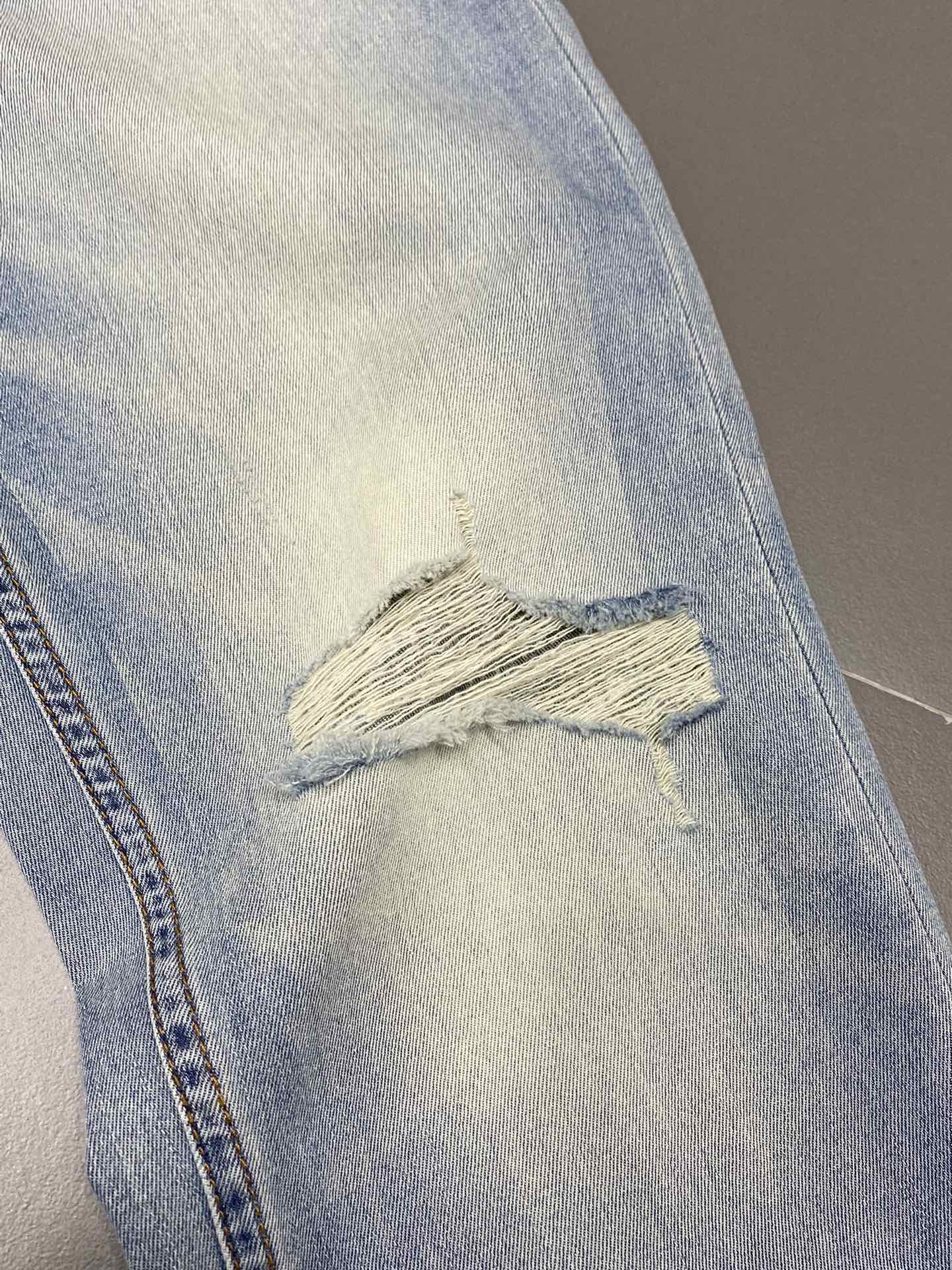  。Burberry巴宝莉💥独家专供新款休闲牛仔裤 高端版本！专柜 面料 透气舒适度高，细节无可挑剔，品