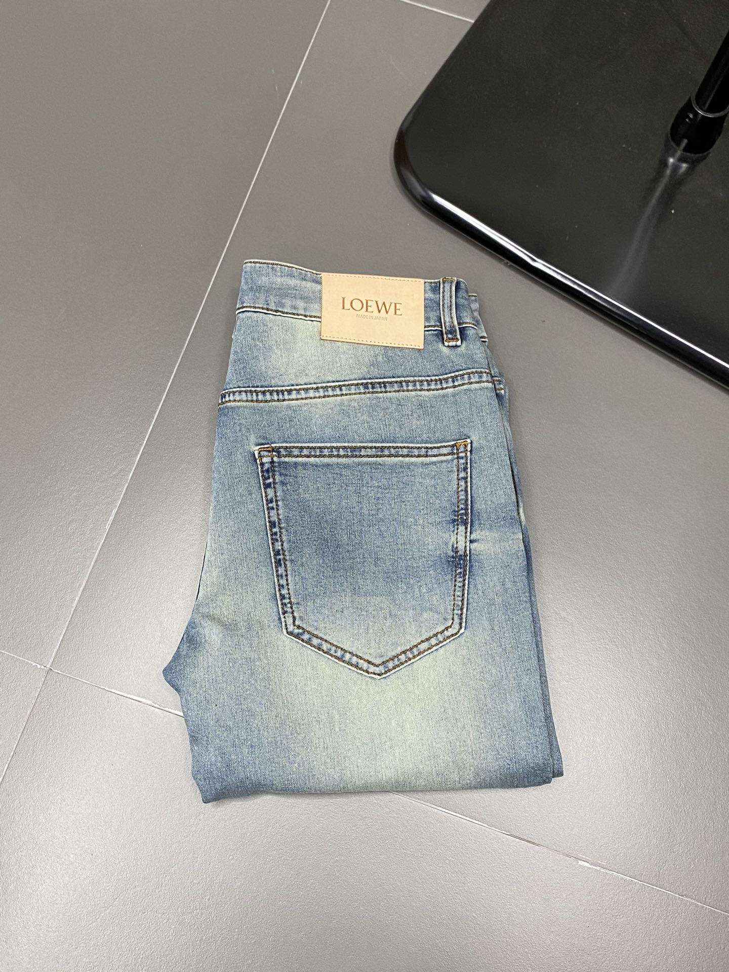  。Loewe罗意威💥独家专供新款休闲牛仔裤 高端版本！专柜 面料 透气舒适度高，细节无可挑剔，品牌元素