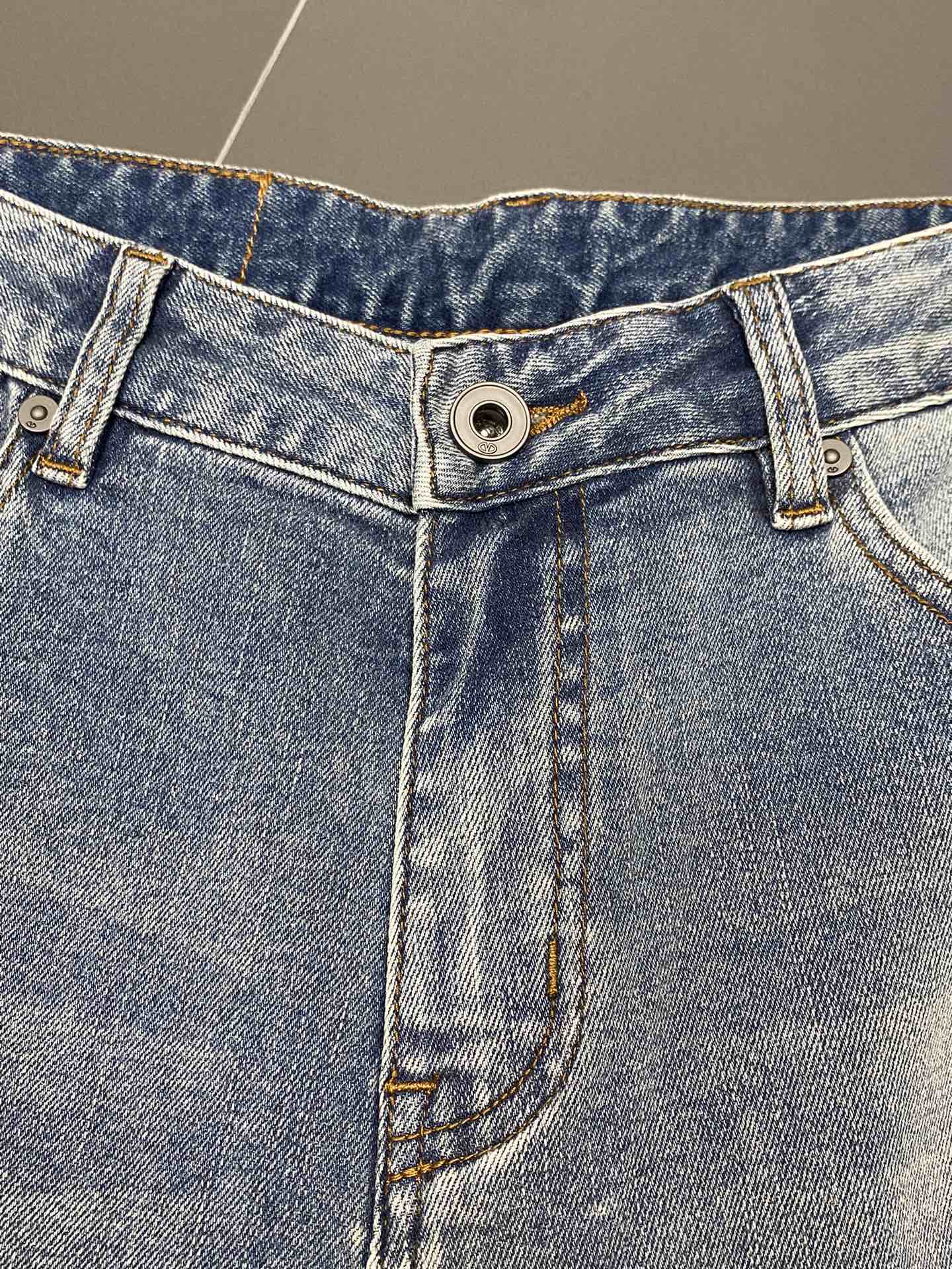  。Valentino华伦天奴💥独家专供新款休闲牛仔裤 高端版本！专柜 面料 透气舒适度高，细节无可挑剔