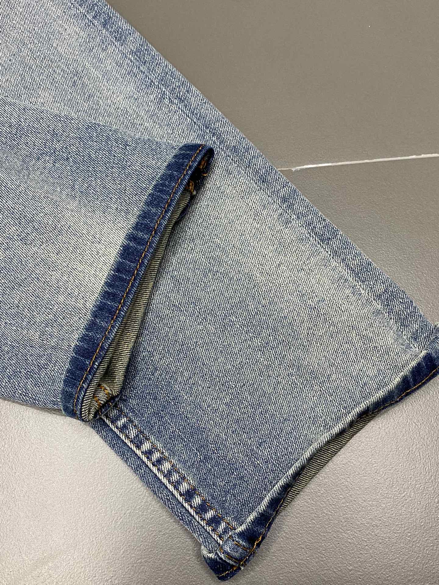  。Valentino华伦天奴💥独家专供新款休闲牛仔裤 高端版本！专柜 面料 透气舒适度高，细节无可挑剔