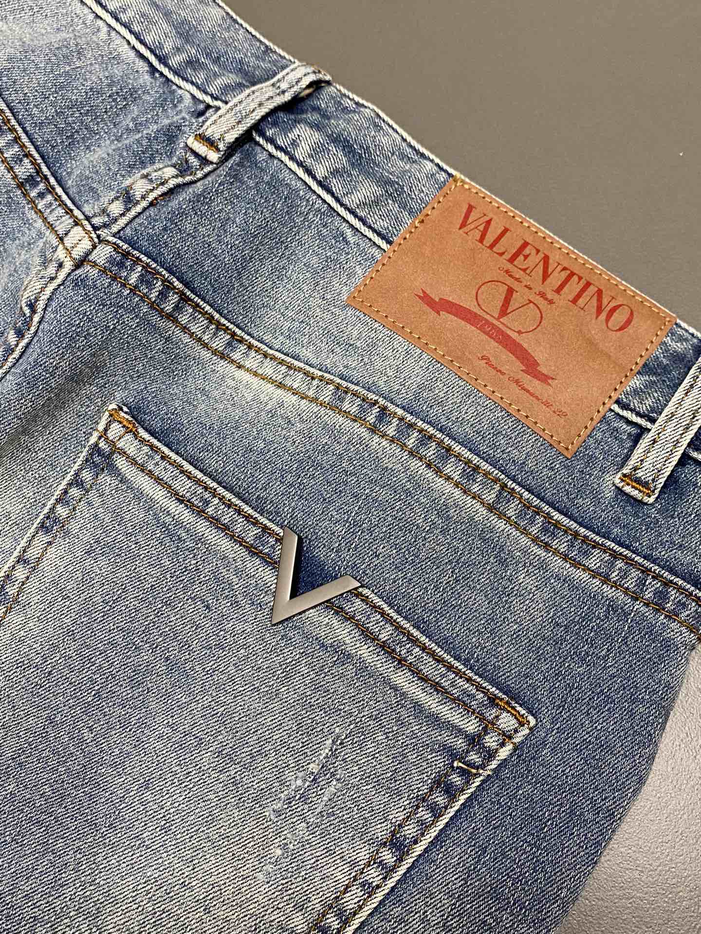  。Valentino华伦天奴💥独家专供新款休闲牛仔裤 高端版本！专柜 面料 透气舒适度高，细节无可挑剔