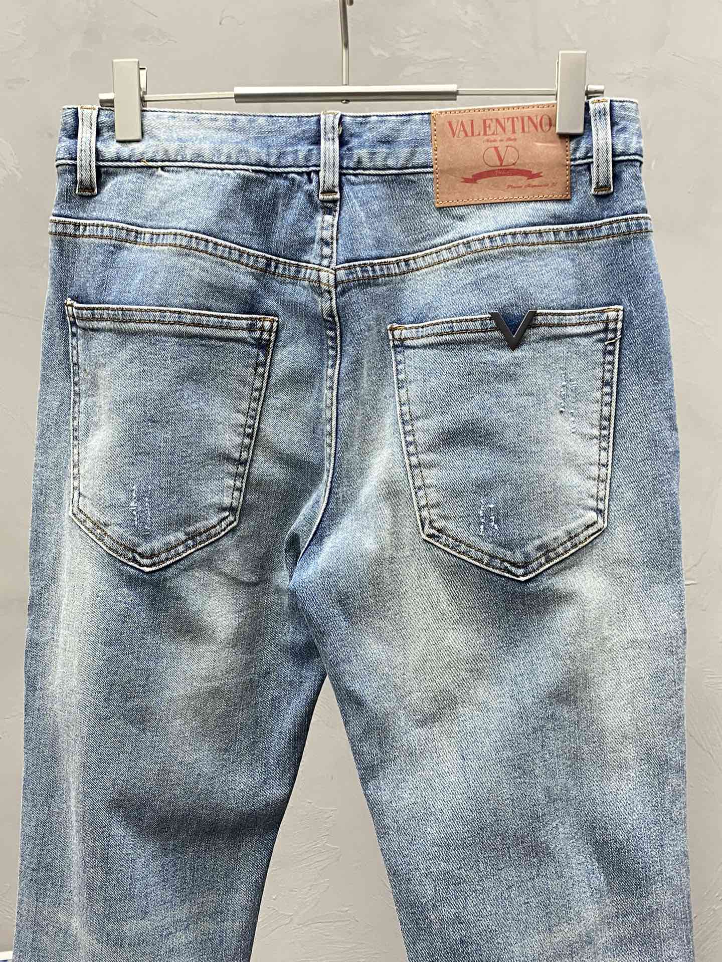  。Valentino华伦天奴💥独家专供新款休闲牛仔裤 高端版本！专柜 面料 透气舒适度高，细节无可挑剔