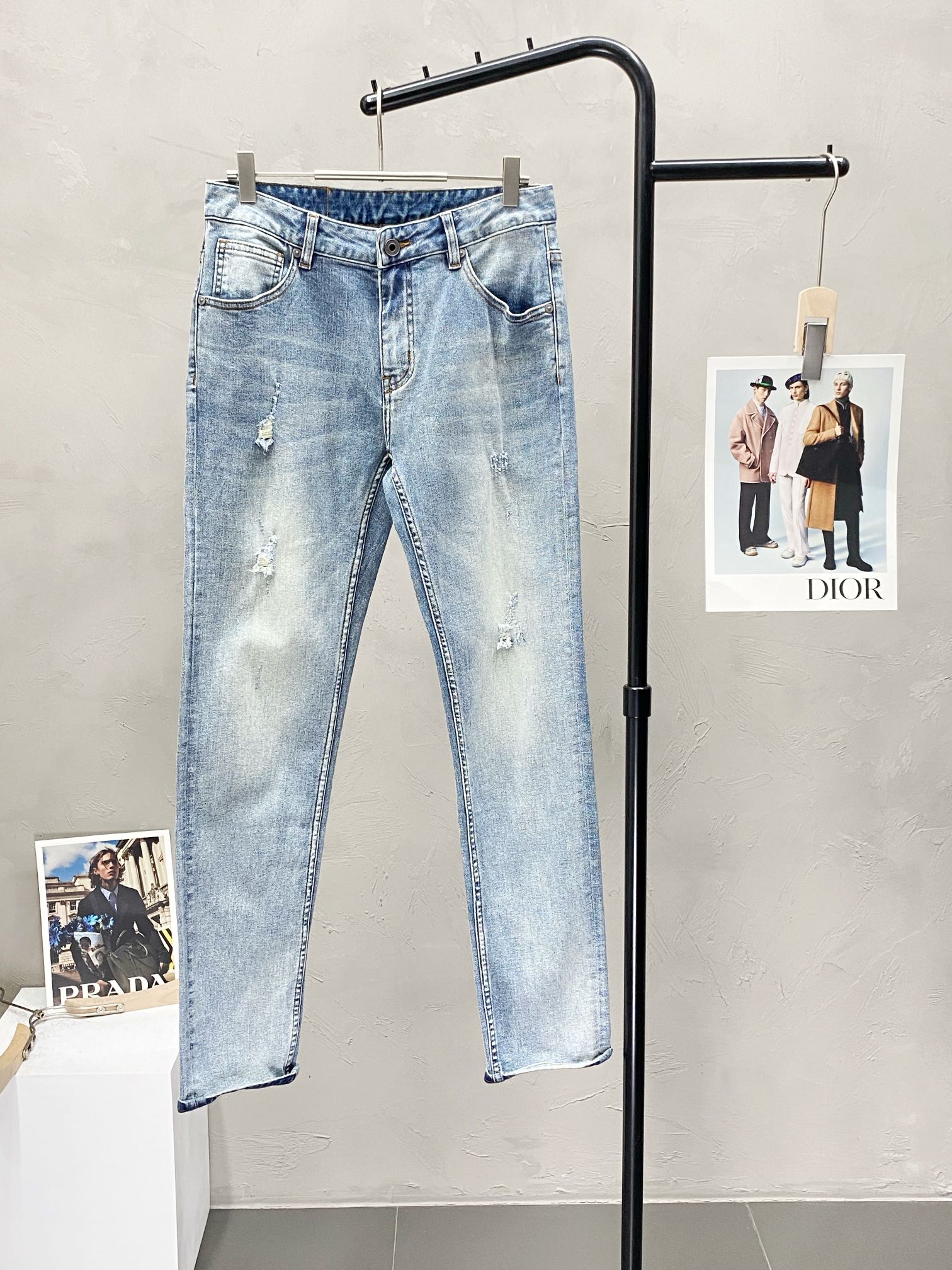  。Valentino华伦天奴💥独家专供新款休闲牛仔裤 高端版本！专柜 面料 透气舒适度高，细节无可挑剔