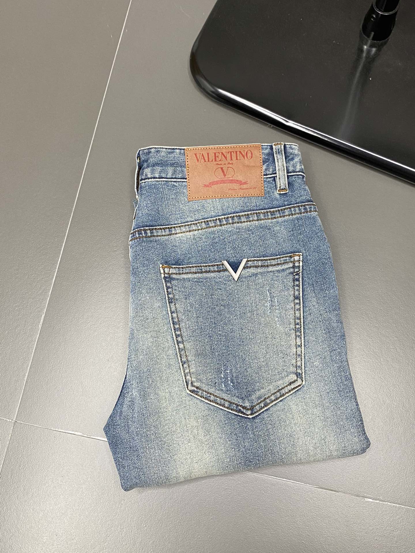  。Valentino华伦天奴💥独家专供新款休闲牛仔裤 高端版本！专柜 面料 透气舒适度高，细节无可挑剔