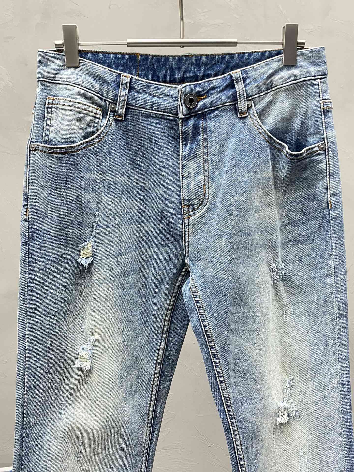  。Valentino华伦天奴💥独家专供新款休闲牛仔裤 高端版本！专柜 面料 透气舒适度高，细节无可挑剔