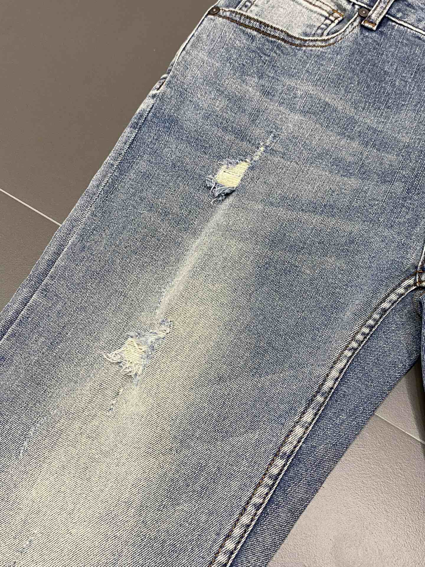  。Valentino华伦天奴💥独家专供新款休闲牛仔裤 高端版本！专柜 面料 透气舒适度高，细节无可挑剔