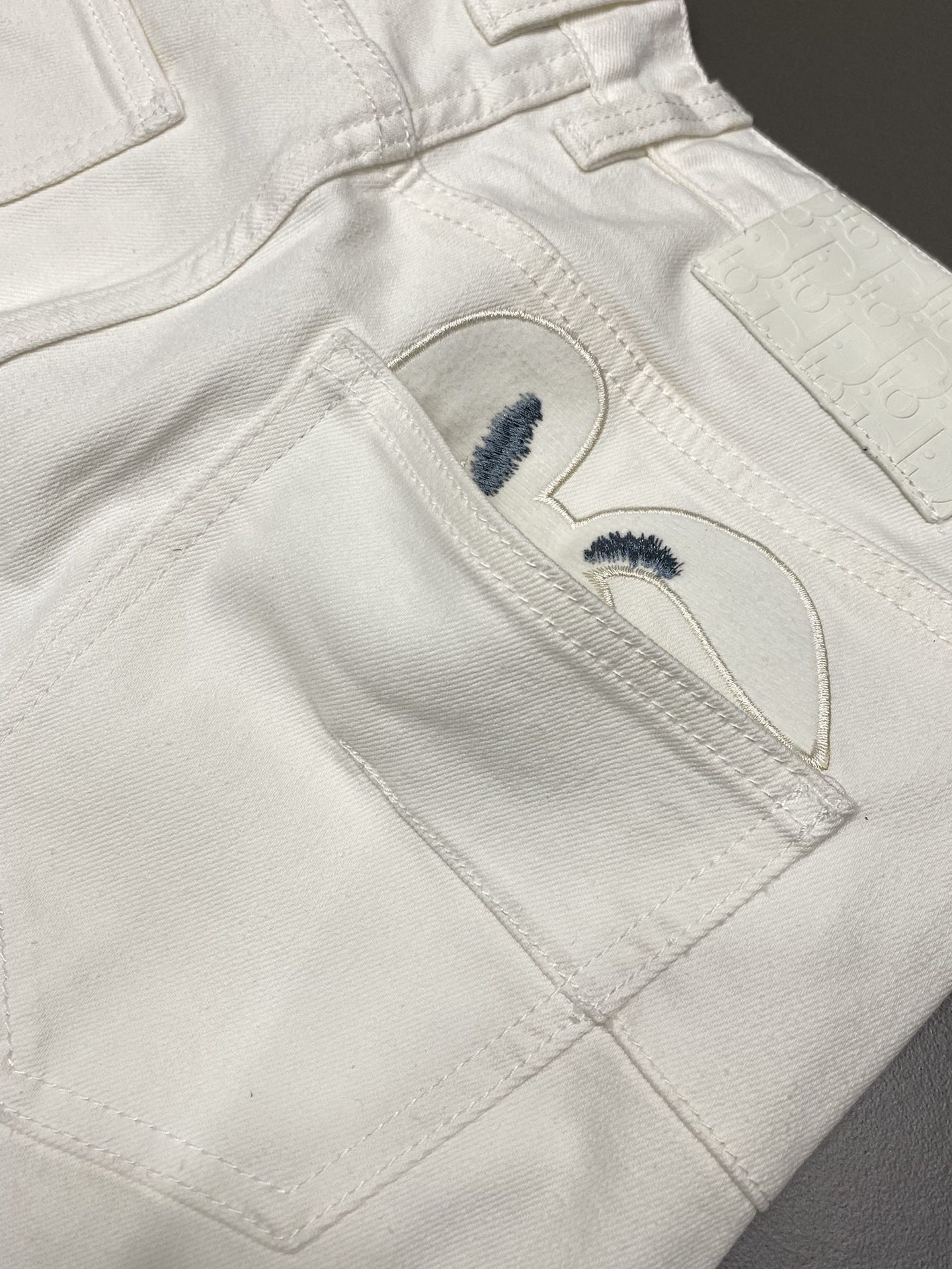  。Dior迪奥💥独家专供新款休闲牛仔裤 高端版本！专柜 面料 透气舒适度高，细节无可挑剔，品牌元素设计