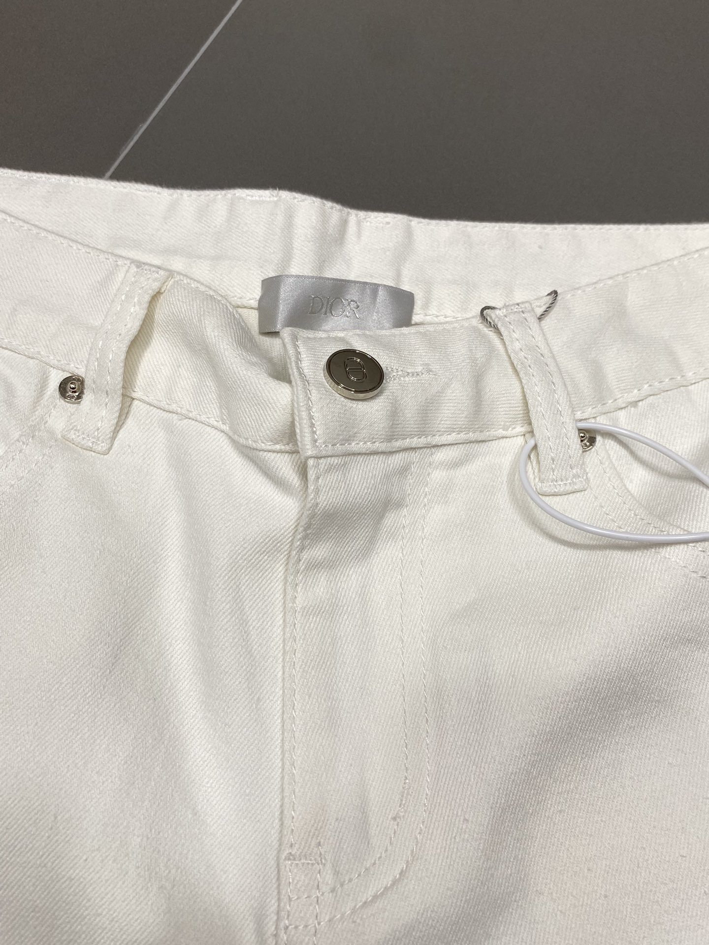  。Dior迪奥💥独家专供新款休闲牛仔裤 高端版本！专柜 面料 透气舒适度高，细节无可挑剔，品牌元素设计