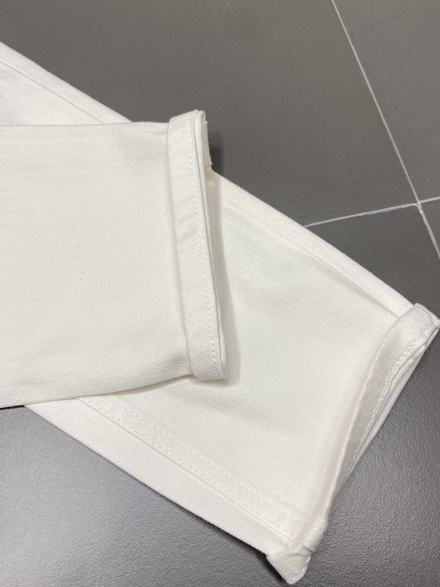  。Dior迪奥💥独家专供新款休闲牛仔裤 高端版本！专柜 面料 透气舒适度高，细节无可挑剔，品牌元素设计