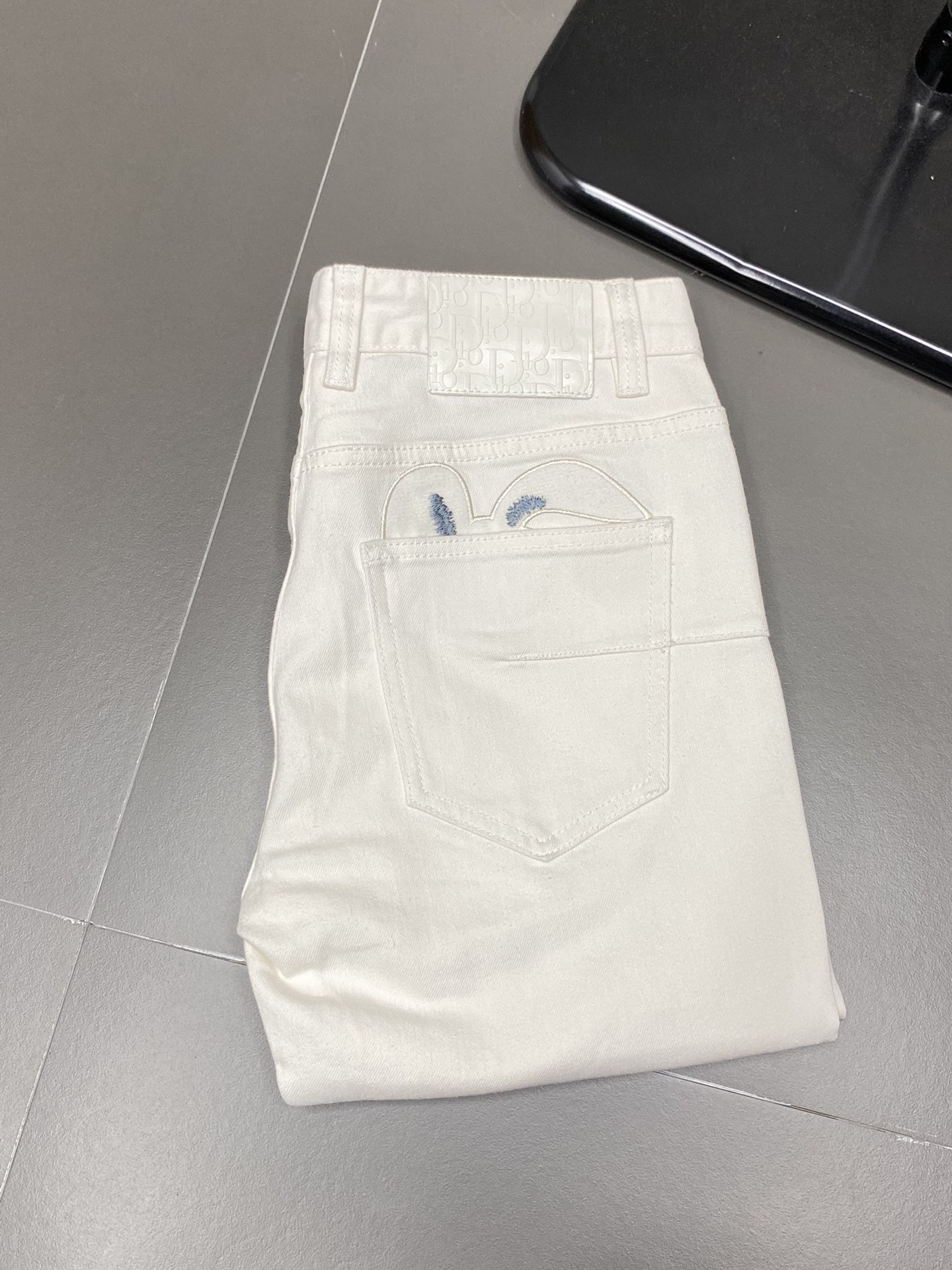  。Dior迪奥💥独家专供新款休闲牛仔裤 高端版本！专柜 面料 透气舒适度高，细节无可挑剔，品牌元素设计