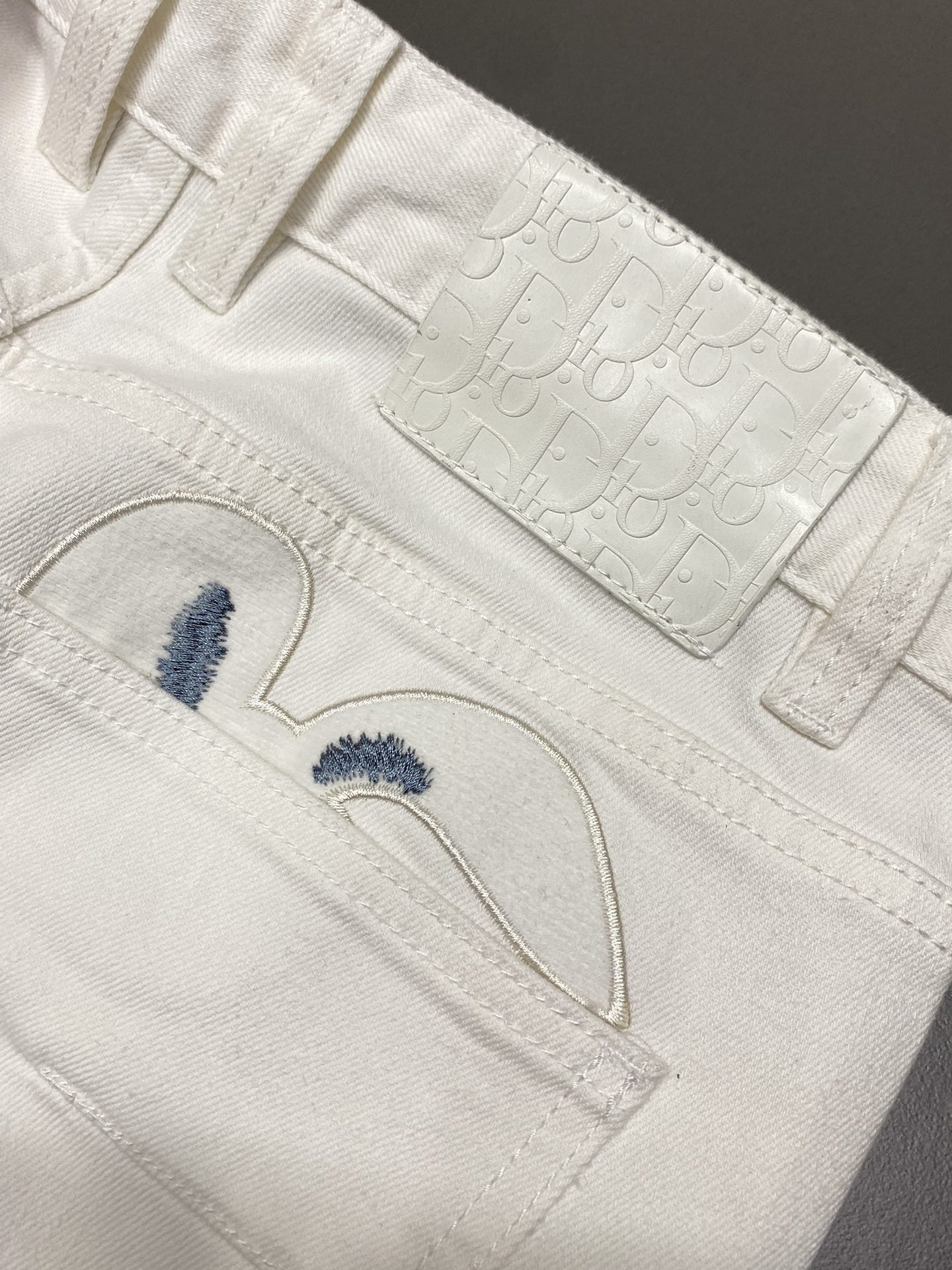  。Dior迪奥💥独家专供新款休闲牛仔裤 高端版本！专柜 面料 透气舒适度高，细节无可挑剔，品牌元素设计