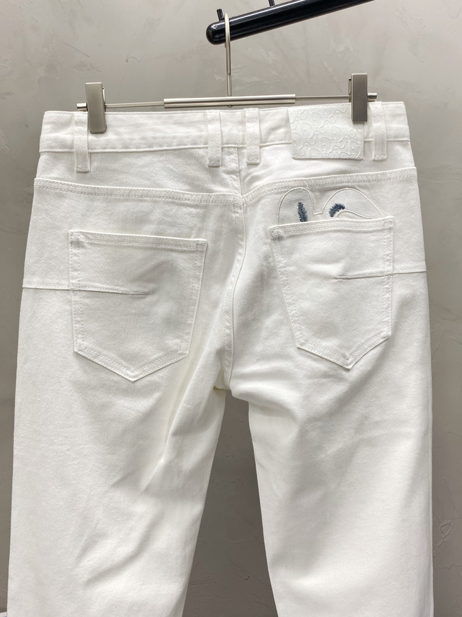  。Dior迪奥💥独家专供新款休闲牛仔裤 高端版本！专柜 面料 透气舒适度高，细节无可挑剔，品牌元素设计