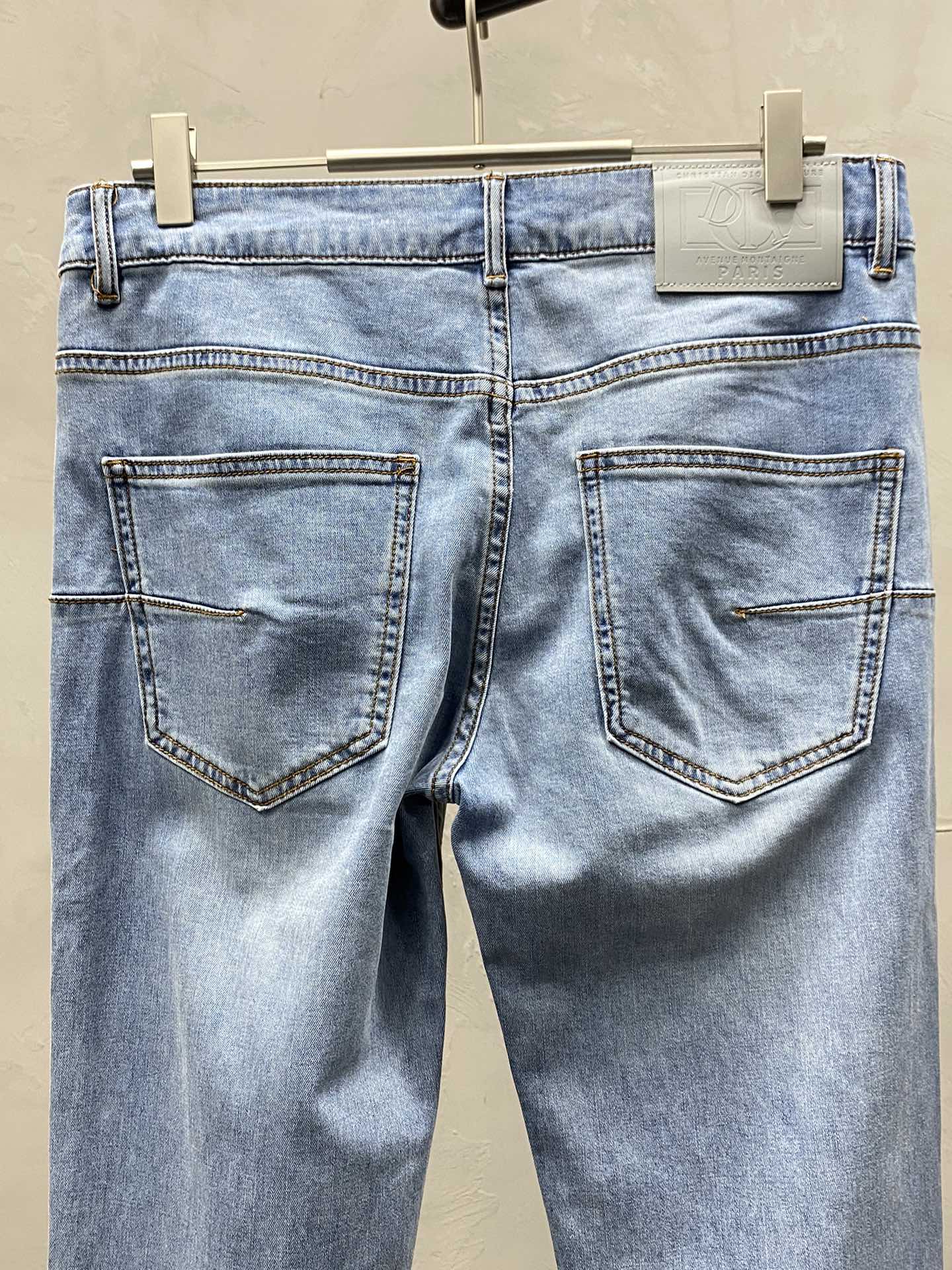  。Dior迪奥💥独家专供新款休闲牛仔裤 高端版本！专柜 面料 透气舒适度高，细节无可挑剔，品牌元素设计