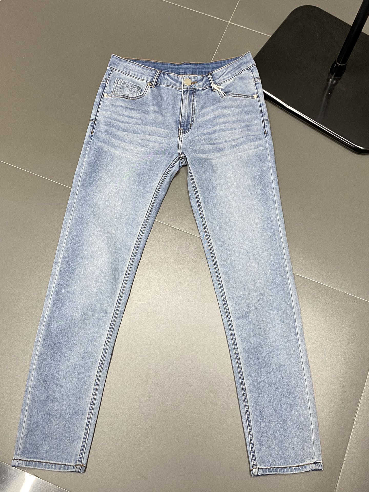  。Dior迪奥💥独家专供新款休闲牛仔裤 高端版本！专柜 面料 透气舒适度高，细节无可挑剔，品牌元素设计