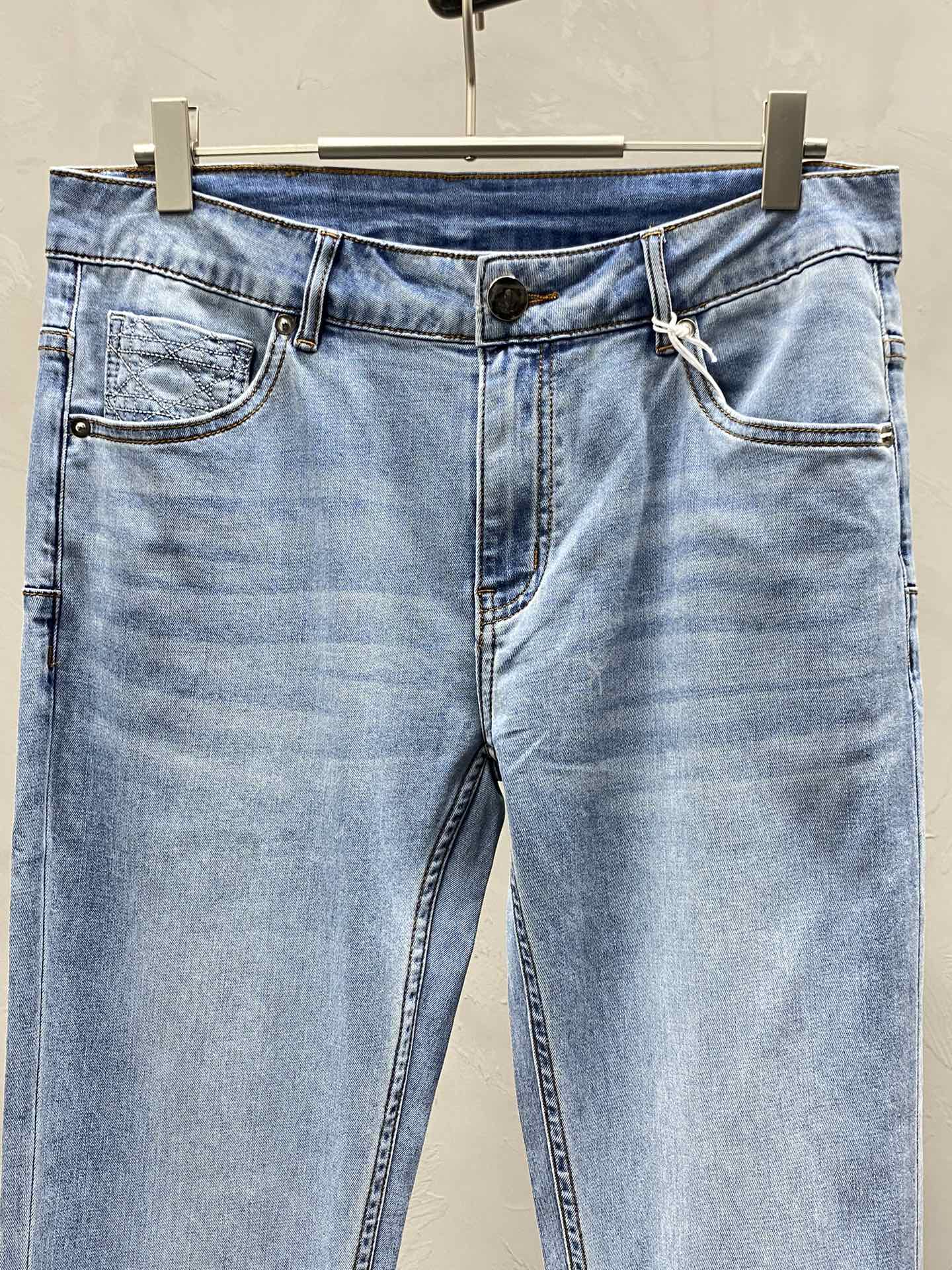  。Dior迪奥💥独家专供新款休闲牛仔裤 高端版本！专柜 面料 透气舒适度高，细节无可挑剔，品牌元素设计