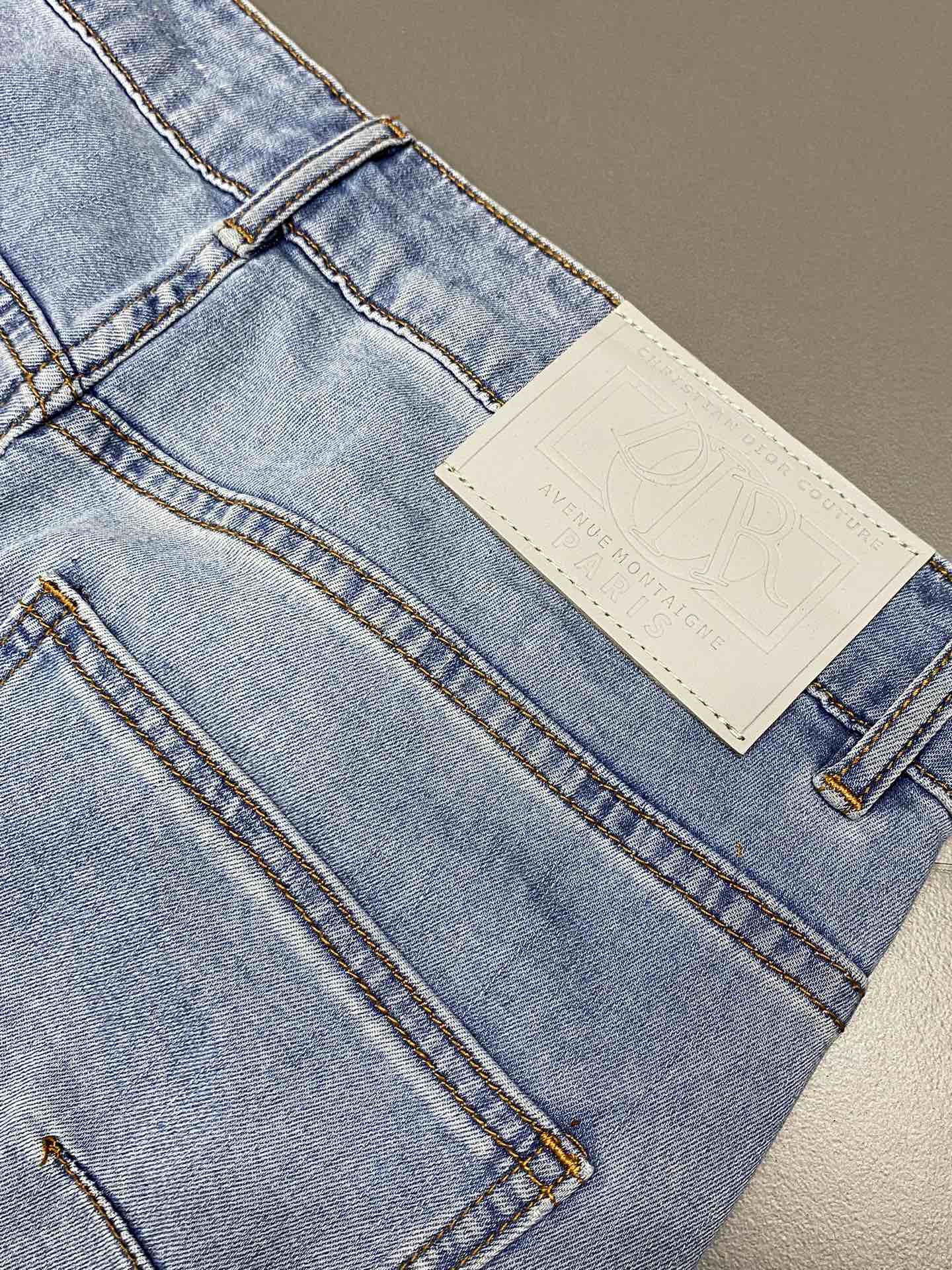  。Dior迪奥💥独家专供新款休闲牛仔裤 高端版本！专柜 面料 透气舒适度高，细节无可挑剔，品牌元素设计