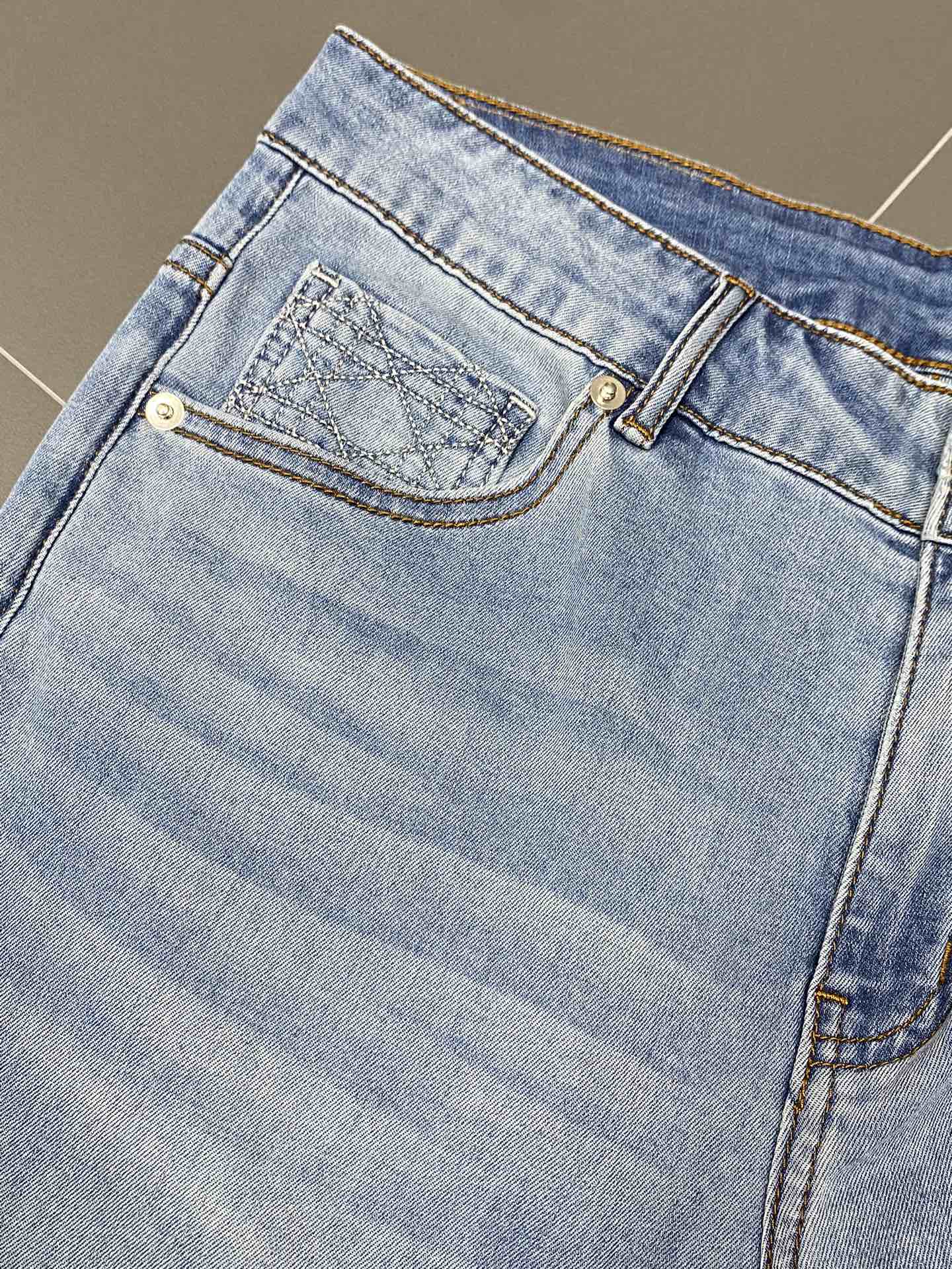  。Dior迪奥💥独家专供新款休闲牛仔裤 高端版本！专柜 面料 透气舒适度高，细节无可挑剔，品牌元素设计