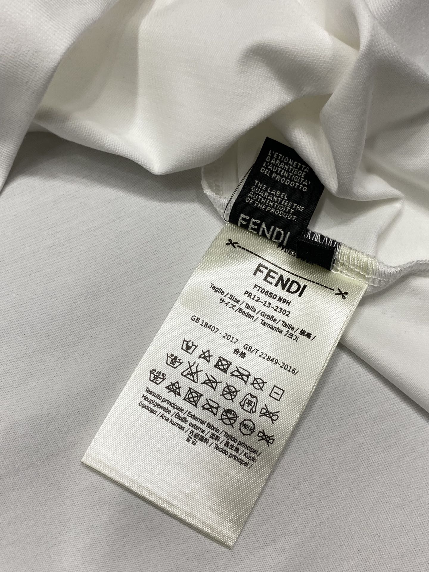  。FENDI芬迪💥独家专供新款原单男士休闲短袖 高端  高版本 时尚百搭爆款⚠️⚠️✨✨进口面料 手感