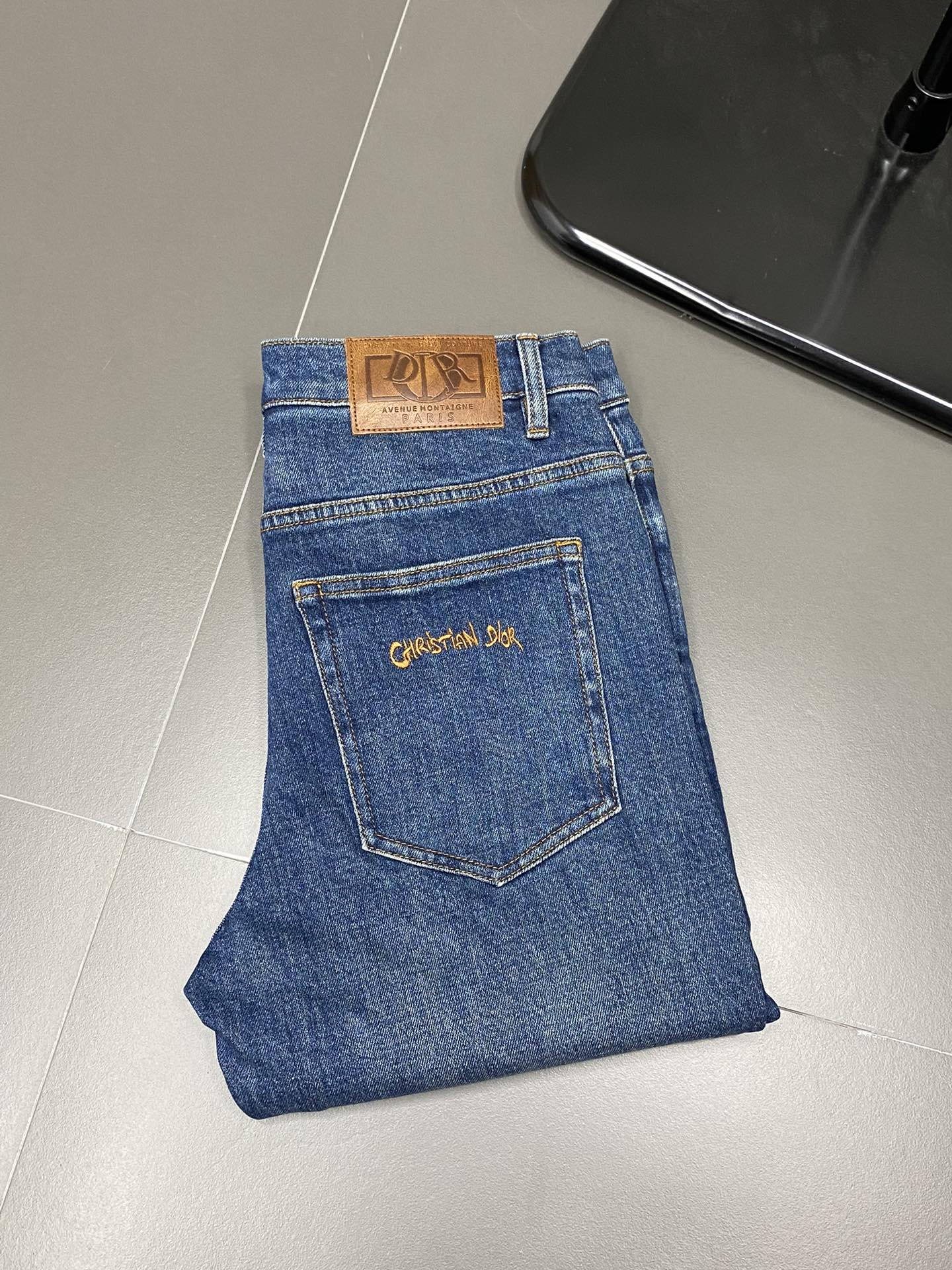    。Dior迪奥💥独家专供新款春夏牛仔裤 高端版本！专柜 面料 透气舒适度高，细节无可挑剔，品牌元素