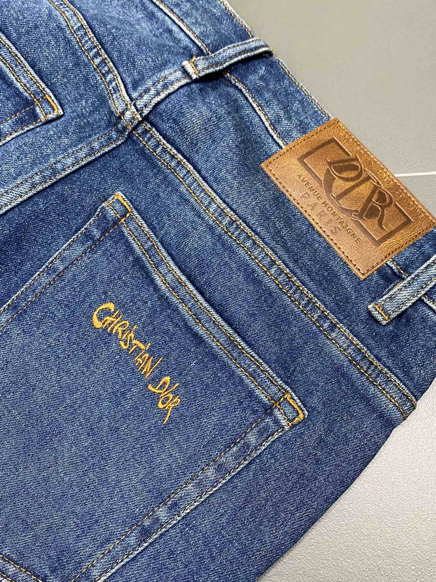    。Dior迪奥💥独家专供新款春夏牛仔裤 高端版本！专柜 面料 透气舒适度高，细节无可挑剔，品牌元素