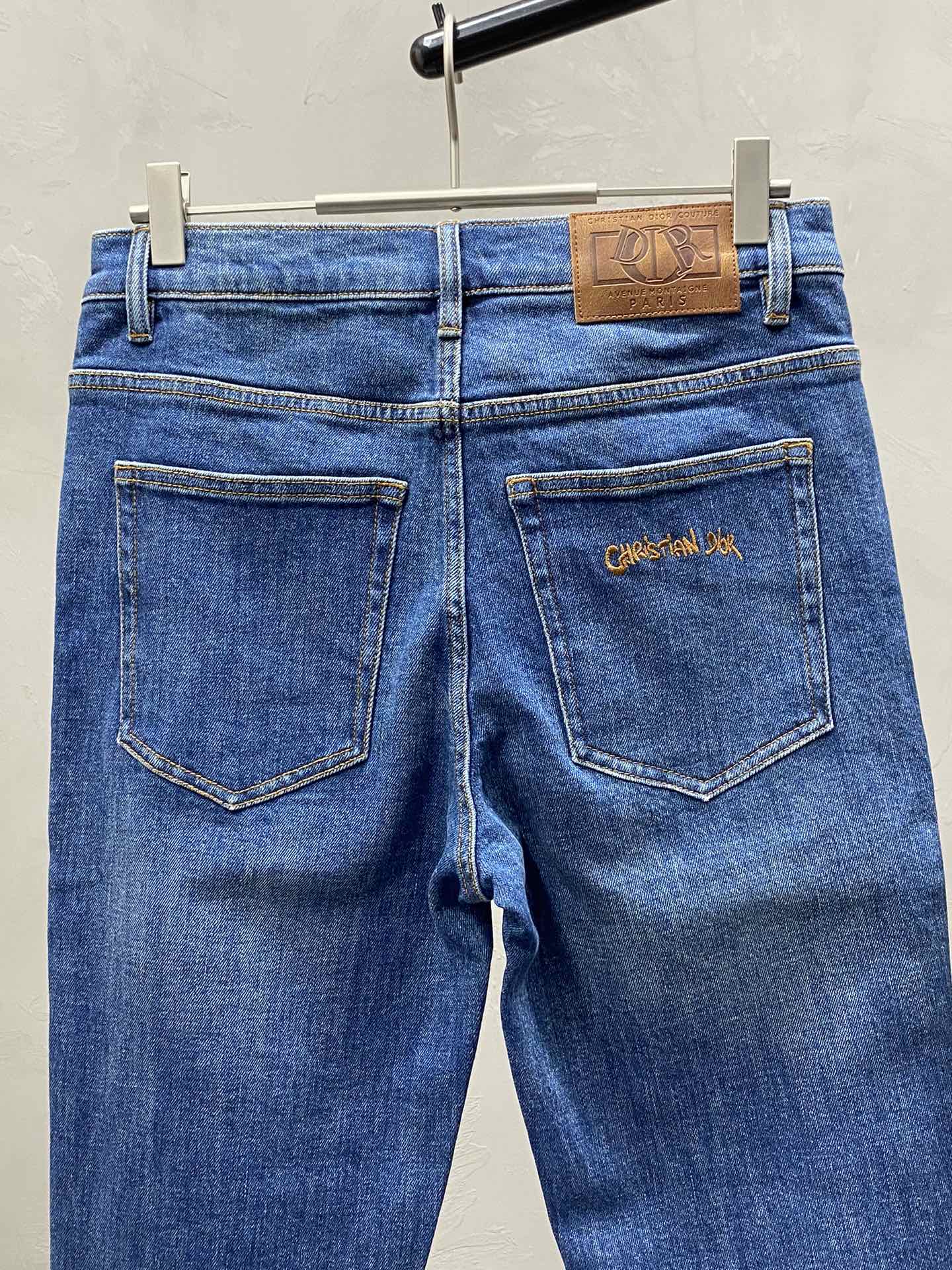    。Dior迪奥💥独家专供新款春夏牛仔裤 高端版本！专柜 面料 透气舒适度高，细节无可挑剔，品牌元素