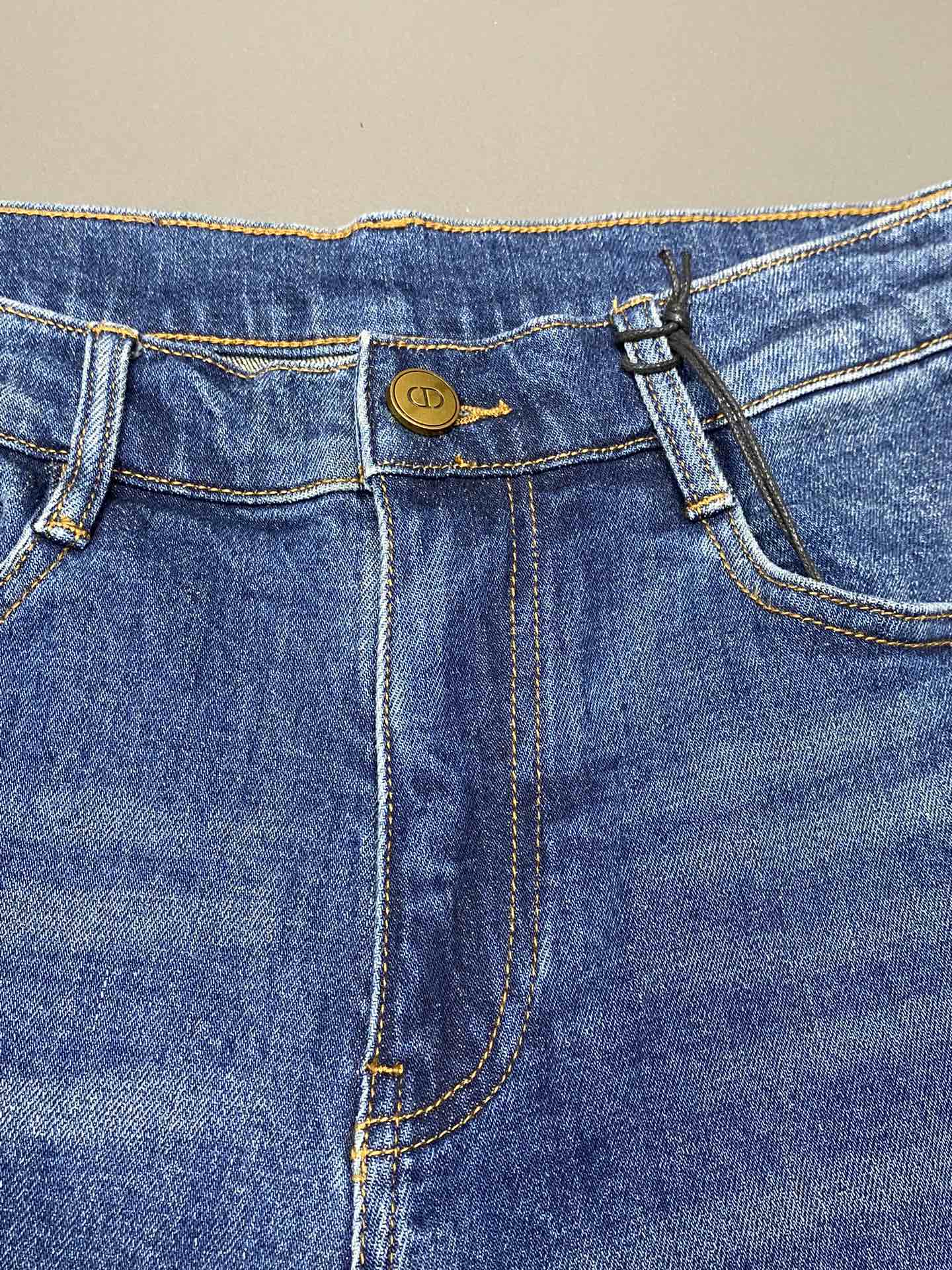    。Dior迪奥💥独家专供新款春夏牛仔裤 高端版本！专柜 面料 透气舒适度高，细节无可挑剔，品牌元素