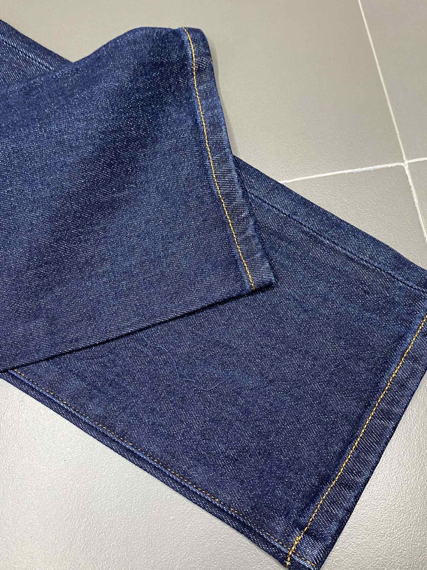    。Prada普拉达💥独家专供新款春夏牛仔裤 高端版本！专柜 面料 透气舒适度高，细节无可挑剔，品牌