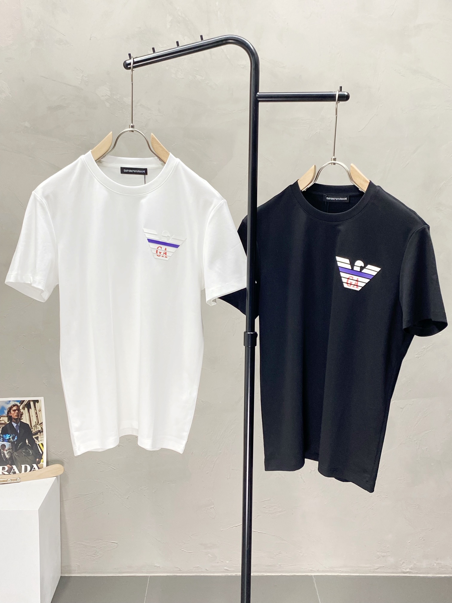 NO:447986,.Armani exclusively offers new original single men's casual spring and summer short sleeves, high-end customization, high-end version, fashionable and versatile imported fabric, super soft and delicate, skin-friendly and comfortable to wear, high-end boutique, OEM, fine production, very good for the upper body, men's essential items, three standards, M-3XL,,armani,armani,T-shirt,alexander wang19860909.Armani阿玛尼独家专供新款原单男士休闲春夏短袖 高端定制 高端版本 时尚百搭爆款进口面料 手感超柔软细腻 穿着亲肤舒适 高端精品 代工厂精细做上身非常赞 男士必备单品 三标齐全 码数M-3XL,,armani,armani,T-shirt,alexander wang,Men's clothing